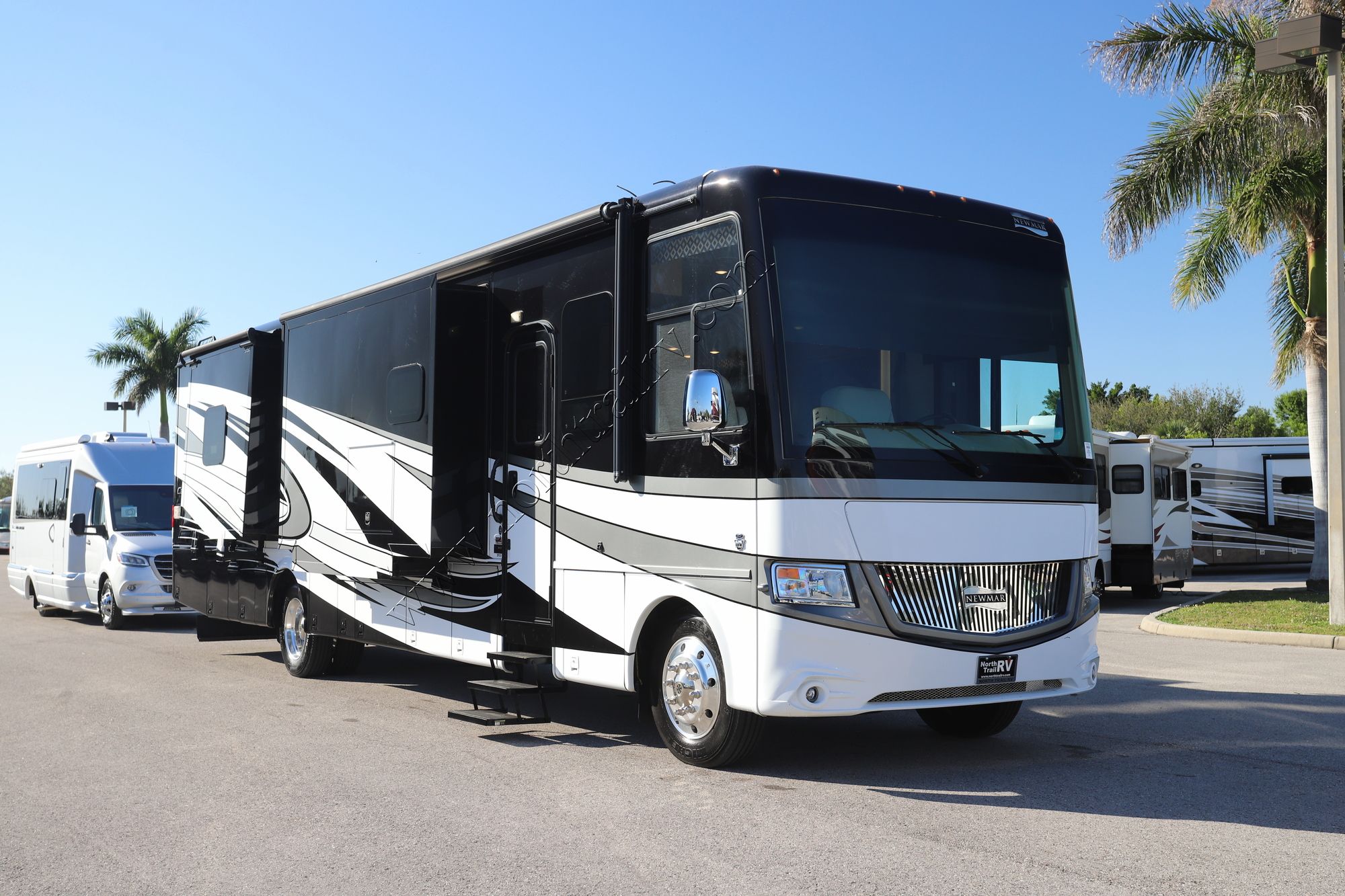 Used 2017 Newmar Canyon Star 3953 Class A  For Sale