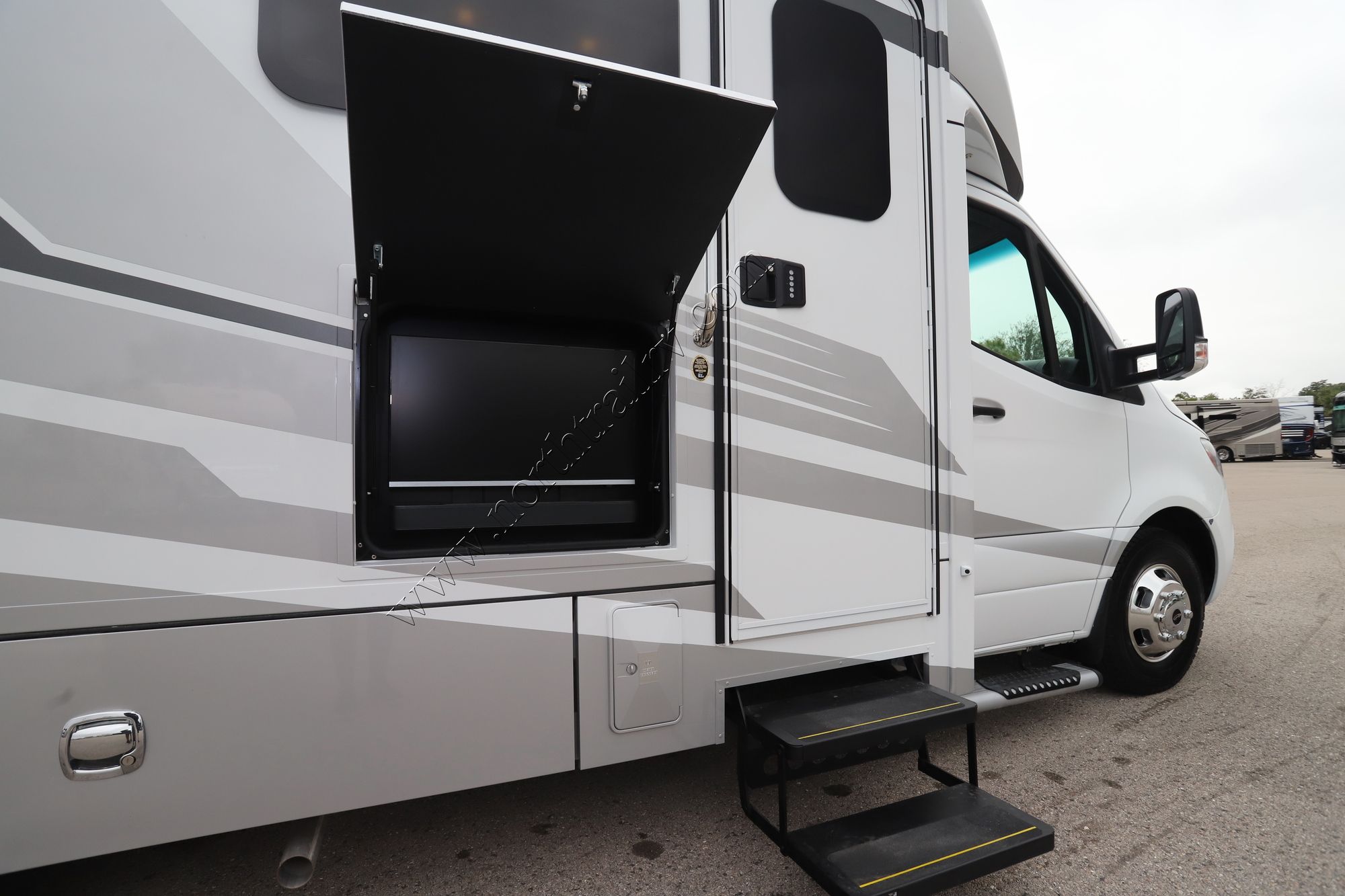 New 2025 Renegade Rv Vienna 25TBN Class C  For Sale