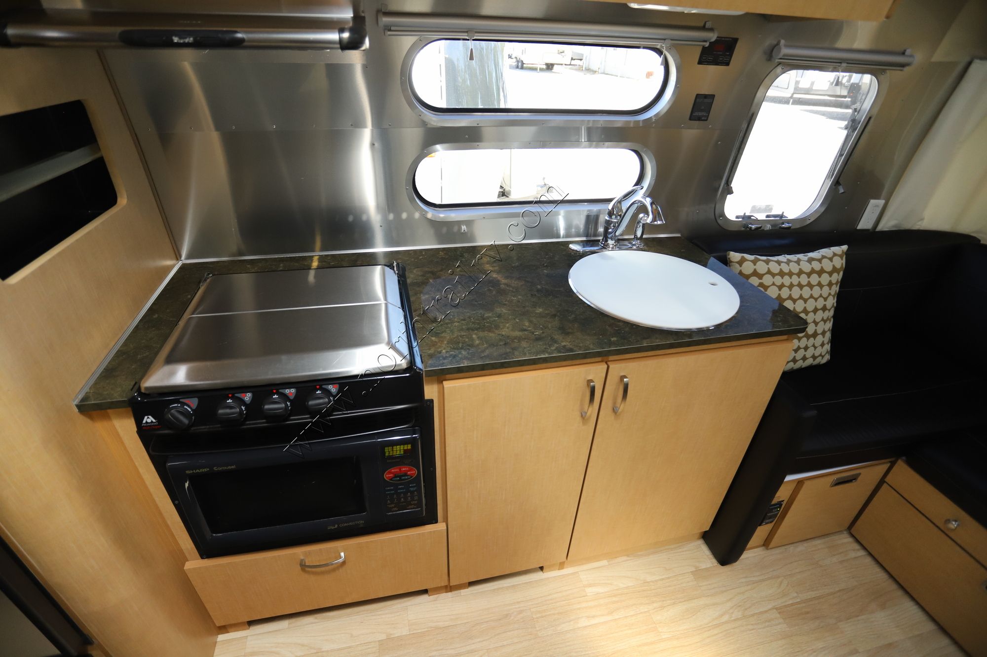 Used 2015 Airstream Flying Cloud 28RB Travel Trailer  For Sale