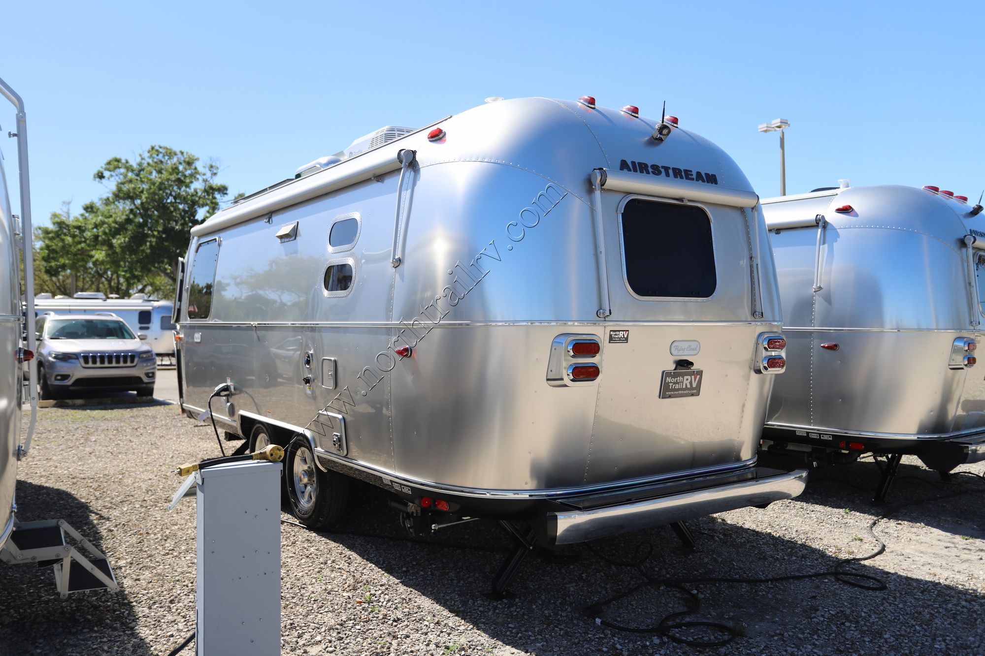 2025 Airstream Flying Cloud 23FB Travel Trailer New  For Sale