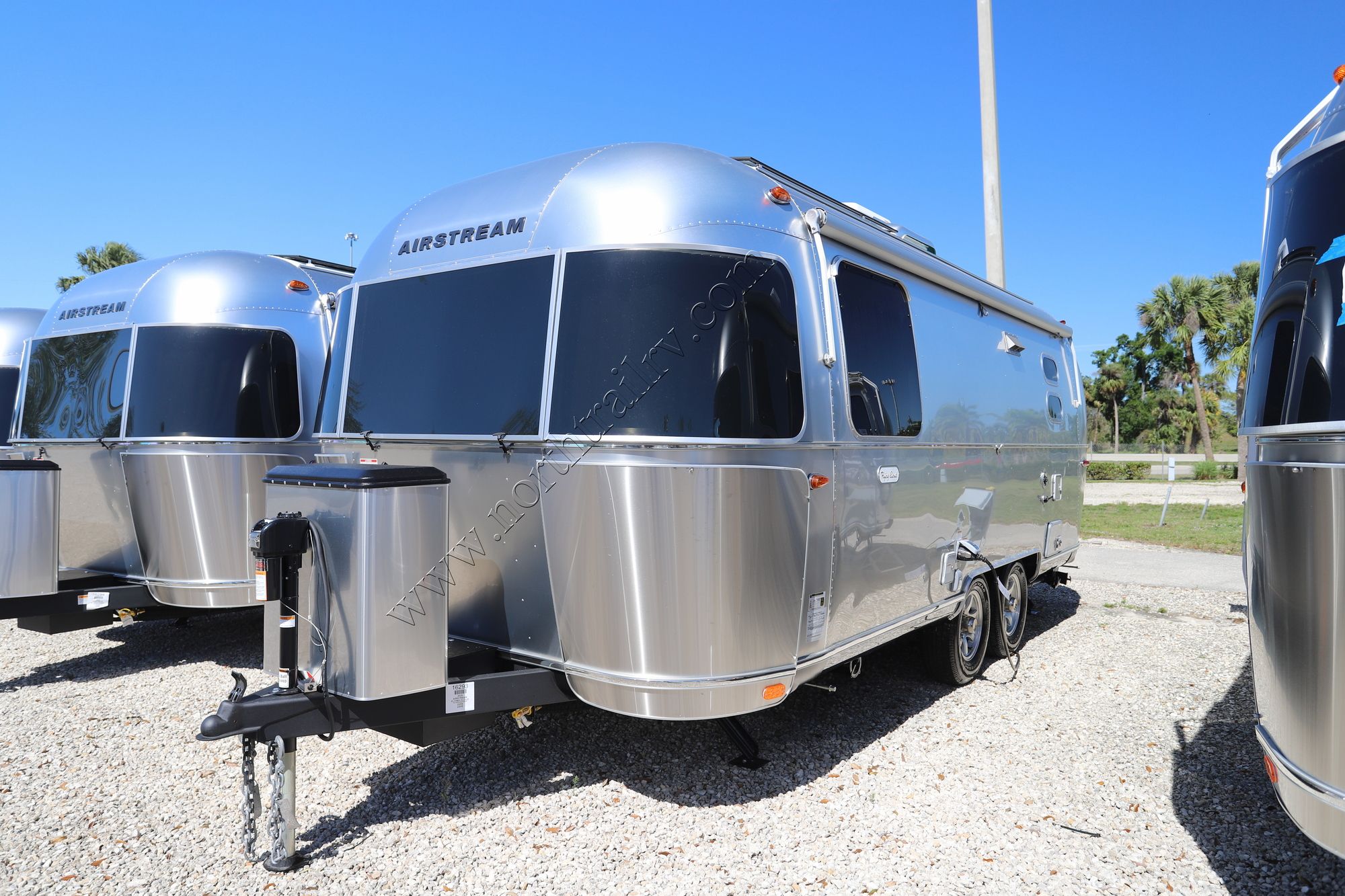 2025 Airstream Flying Cloud 23FB Travel Trailer New  For Sale