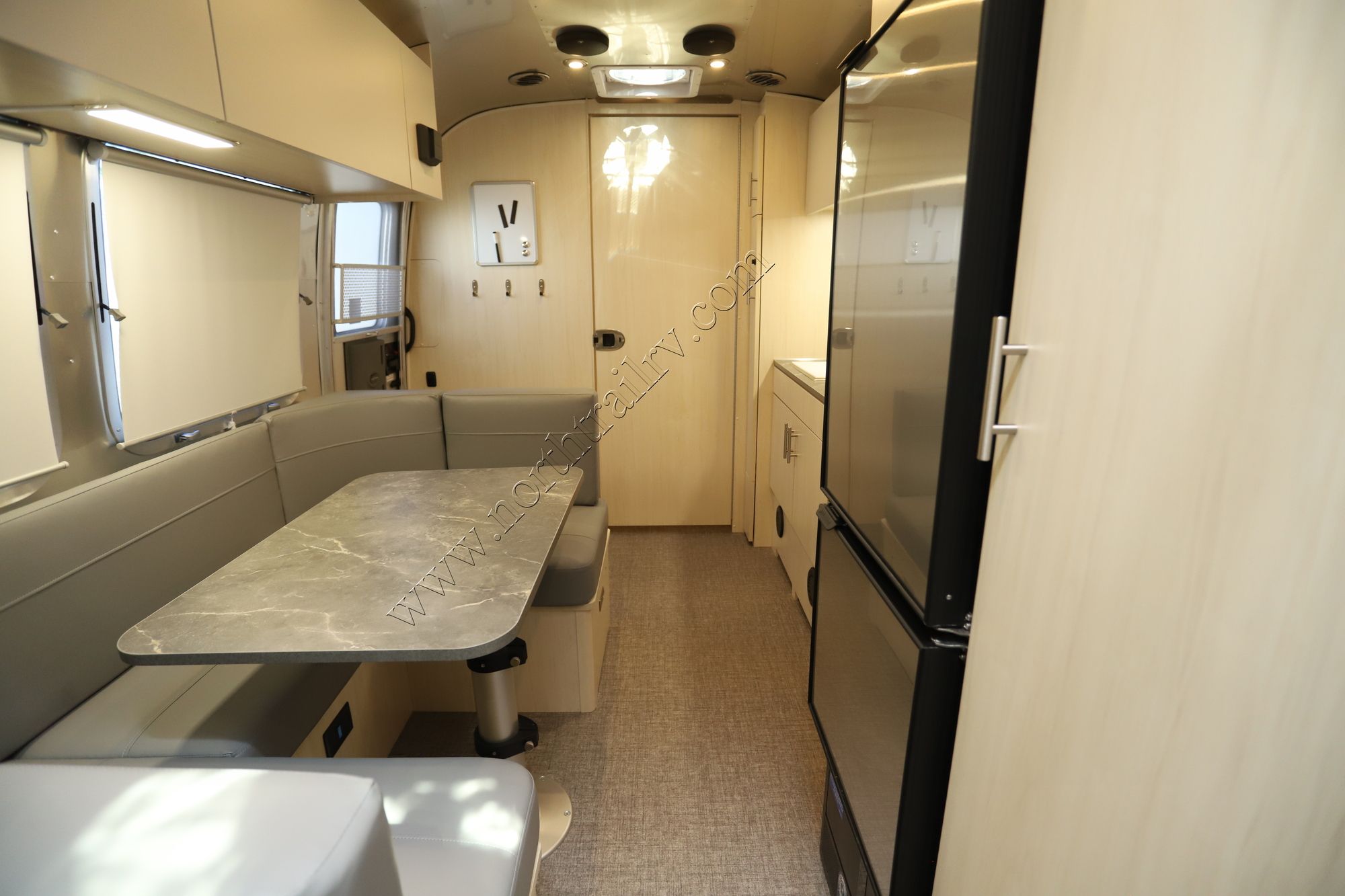 2025 Airstream Flying Cloud 23FB Travel Trailer New  For Sale