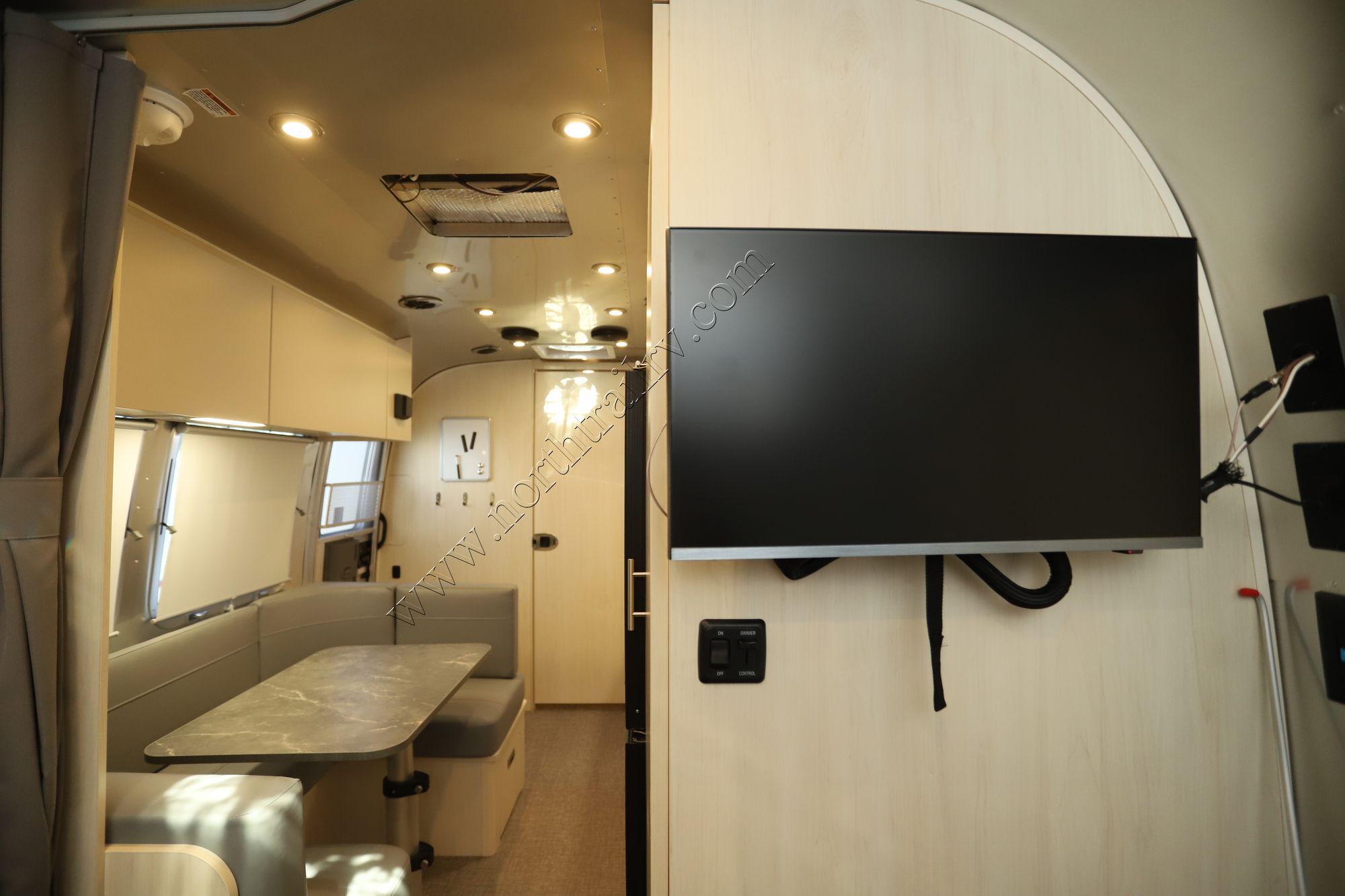 2025 Airstream Flying Cloud 23FB Travel Trailer New  For Sale