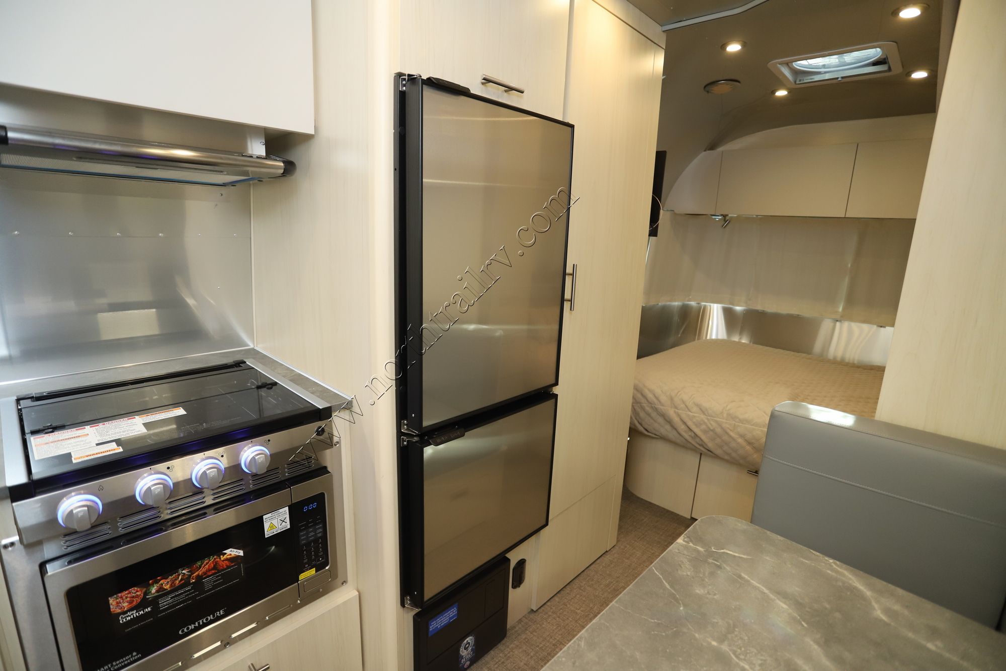 2025 Airstream Flying Cloud 23FB Travel Trailer New  For Sale