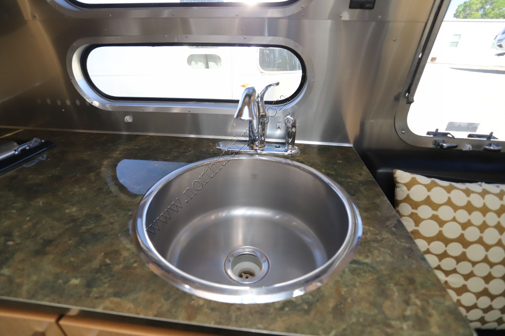 Used 2015 Airstream Flying Cloud 28RB Travel Trailer  For Sale