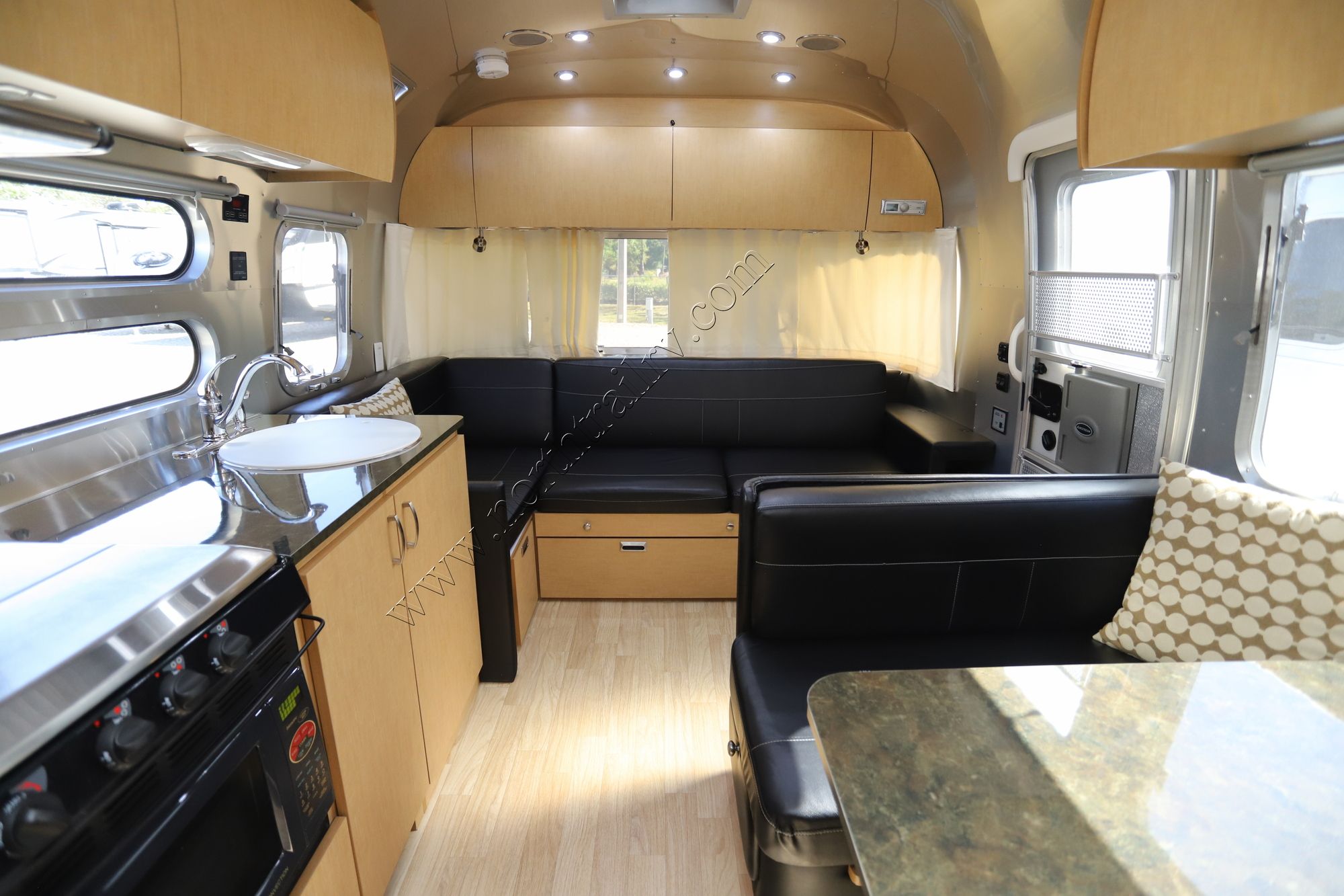 Used 2015 Airstream Flying Cloud 28RB Travel Trailer  For Sale