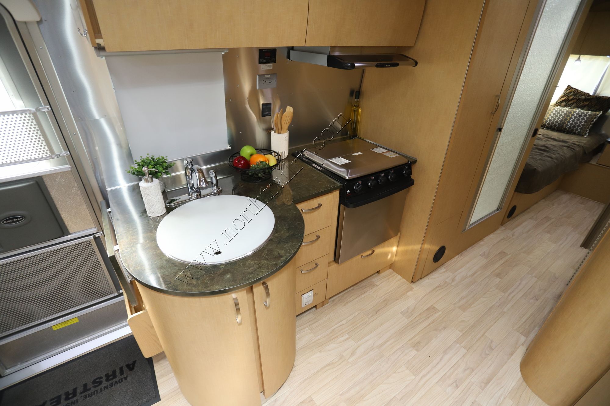 2015 Airstream Flying Cloud 25RB Travel Trailer Used  For Sale
