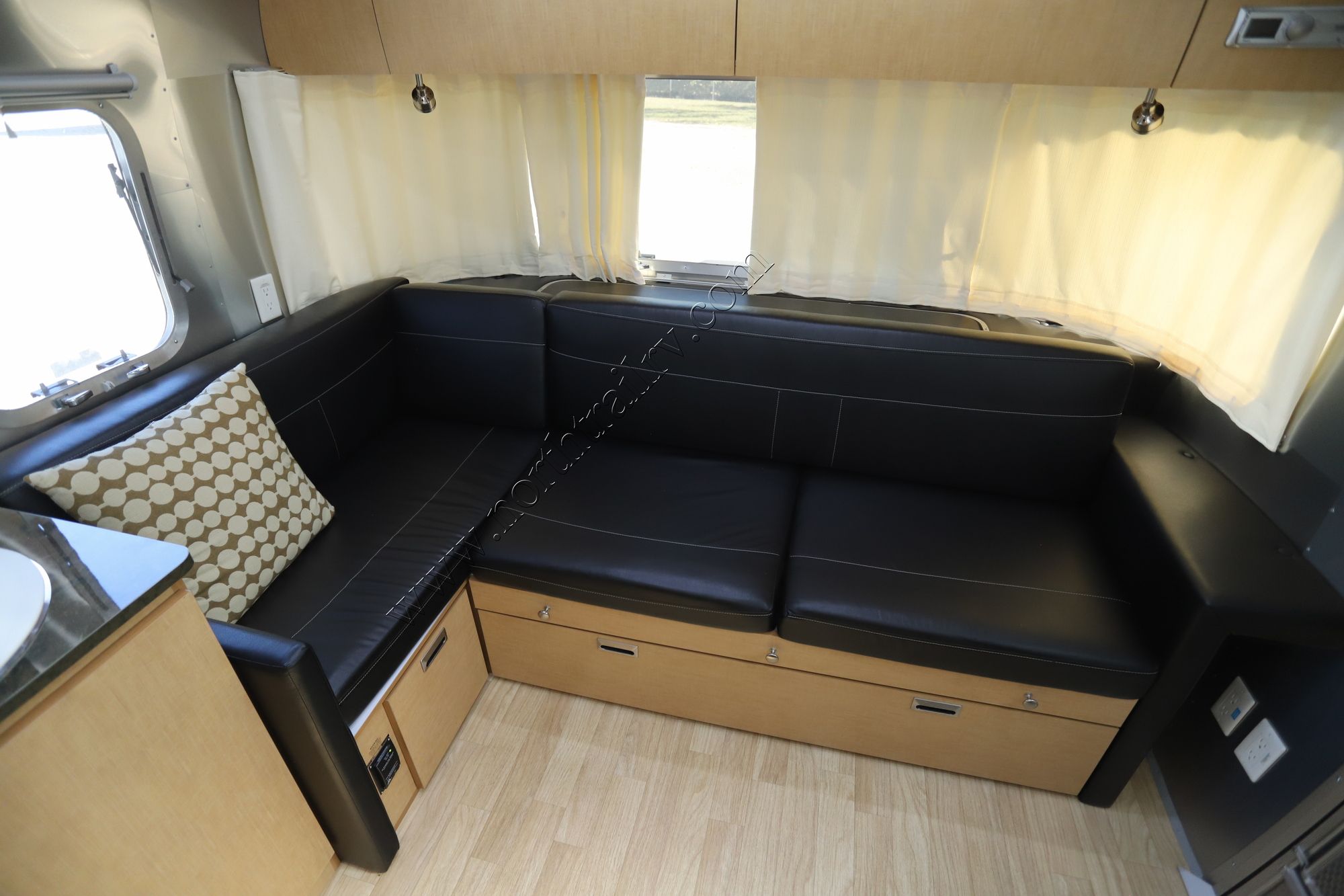 Used 2015 Airstream Flying Cloud 28RB Travel Trailer  For Sale