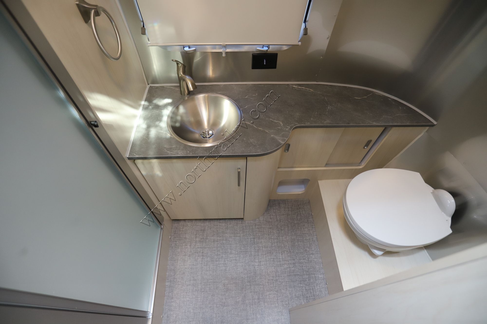 2025 Airstream Flying Cloud 23FB Travel Trailer New  For Sale