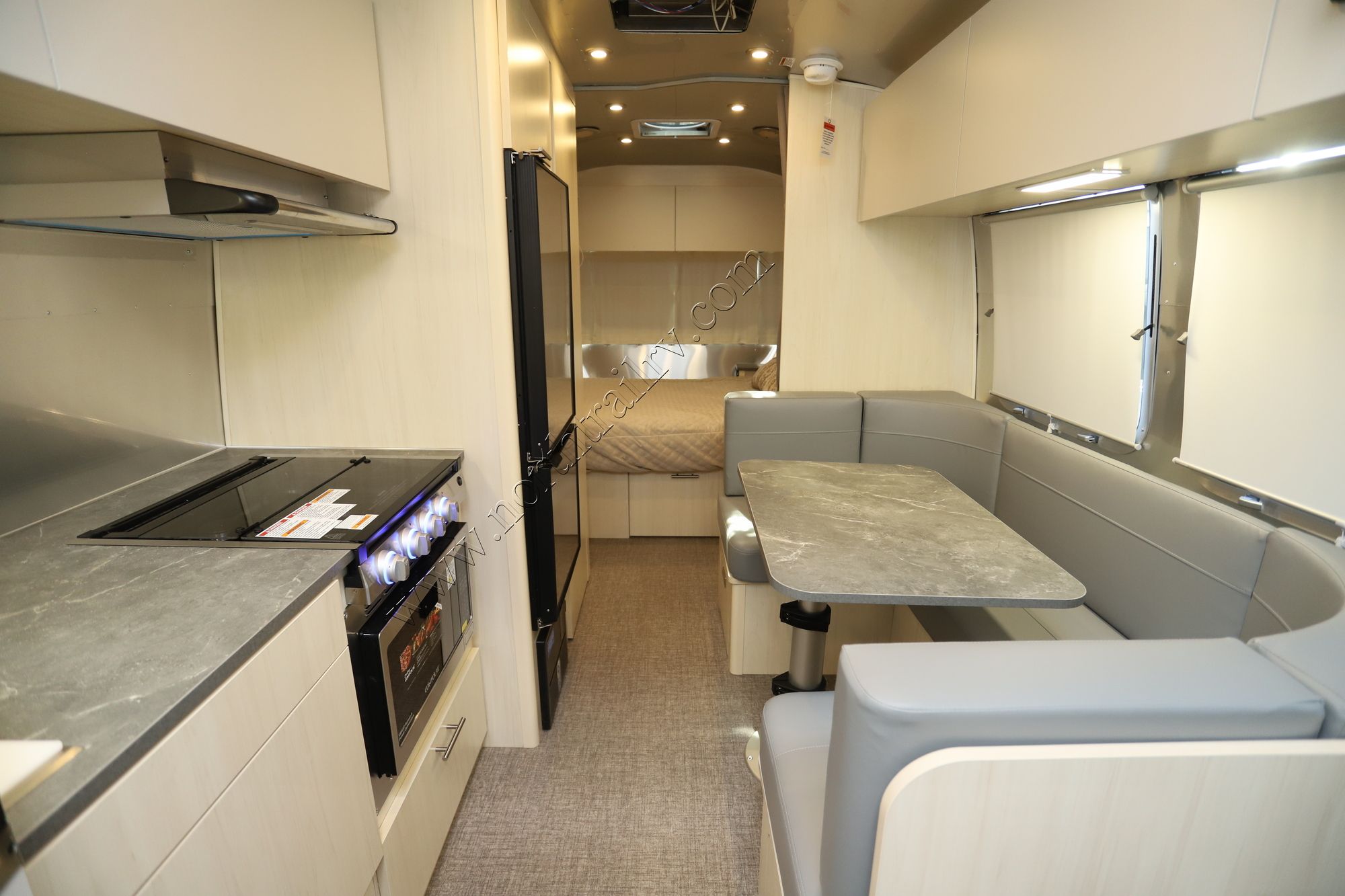 2025 Airstream Flying Cloud 23FB Travel Trailer New  For Sale