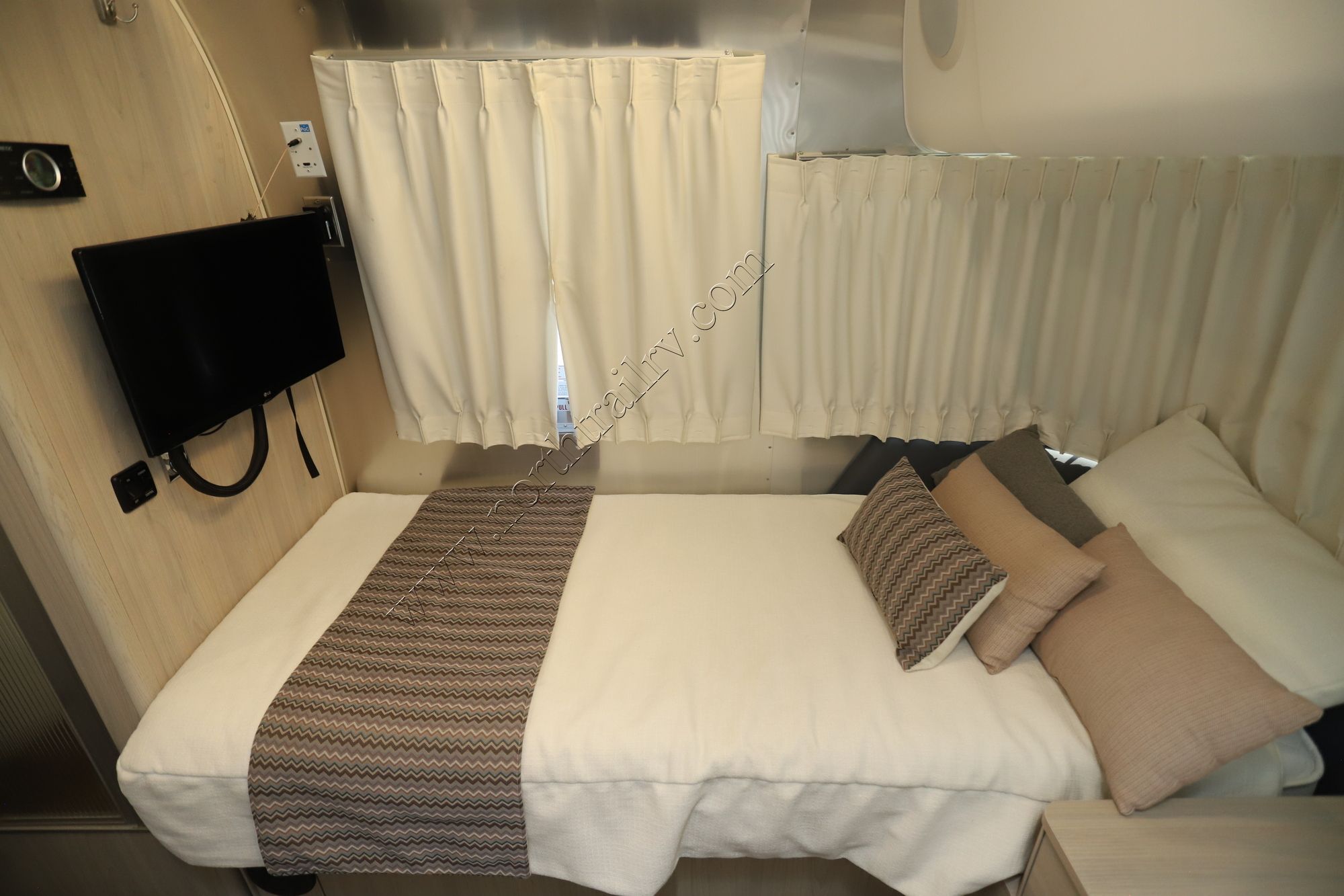 2021 Airstream Globetrotter 25 FBT Travel Trailer Used  For Sale