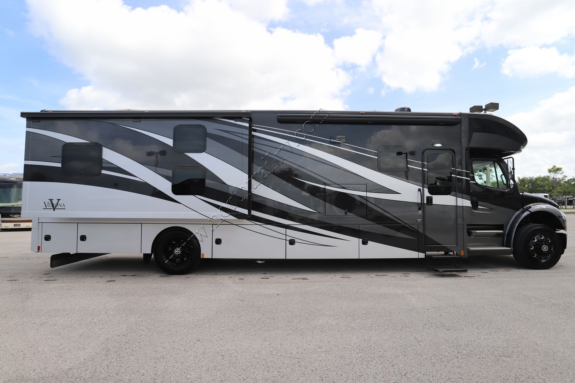 Used 2023 Renegade Rv Verona 40VBH Super C  For Sale