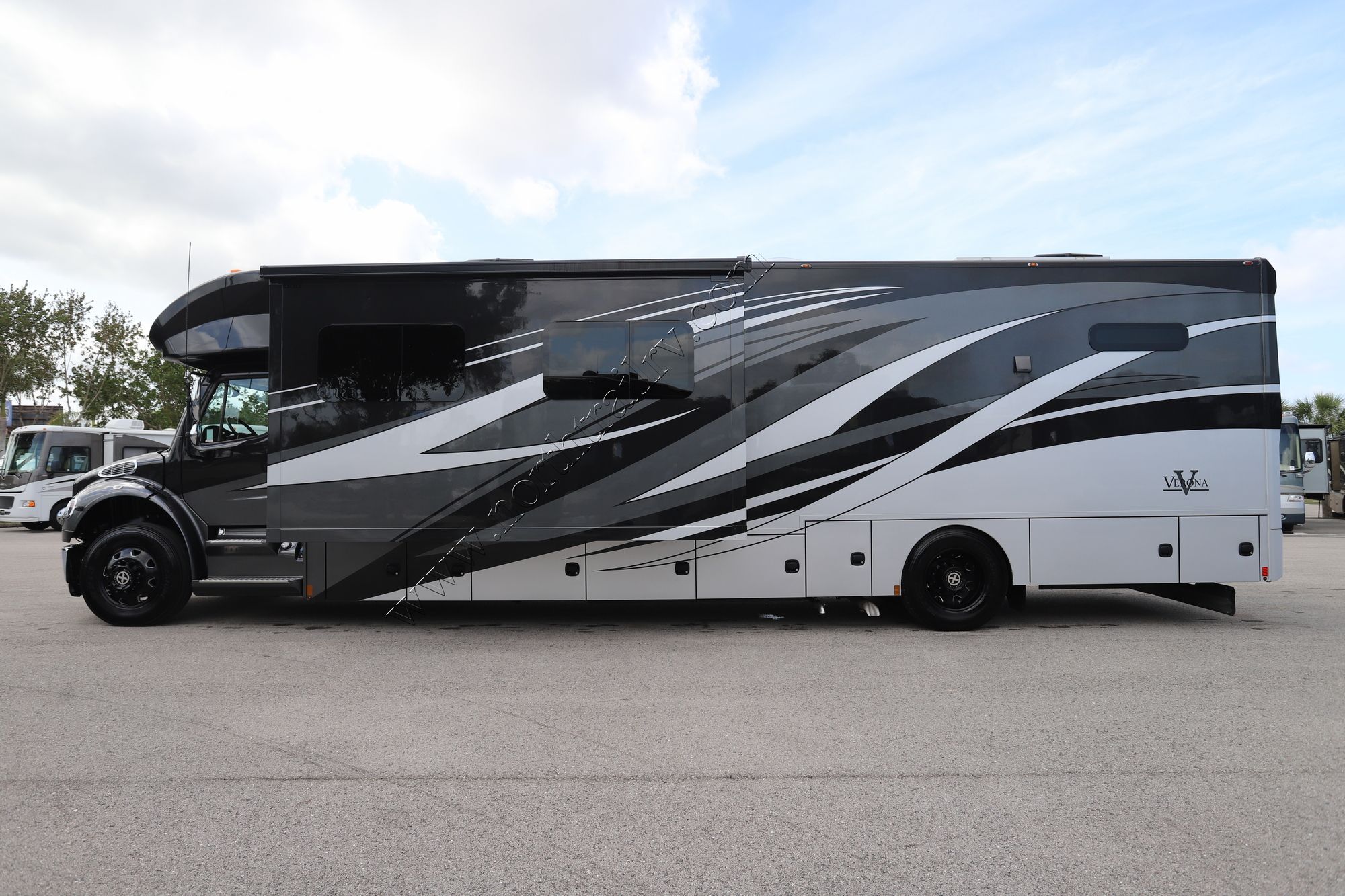 Used 2023 Renegade Rv Verona 40VBH Super C  For Sale