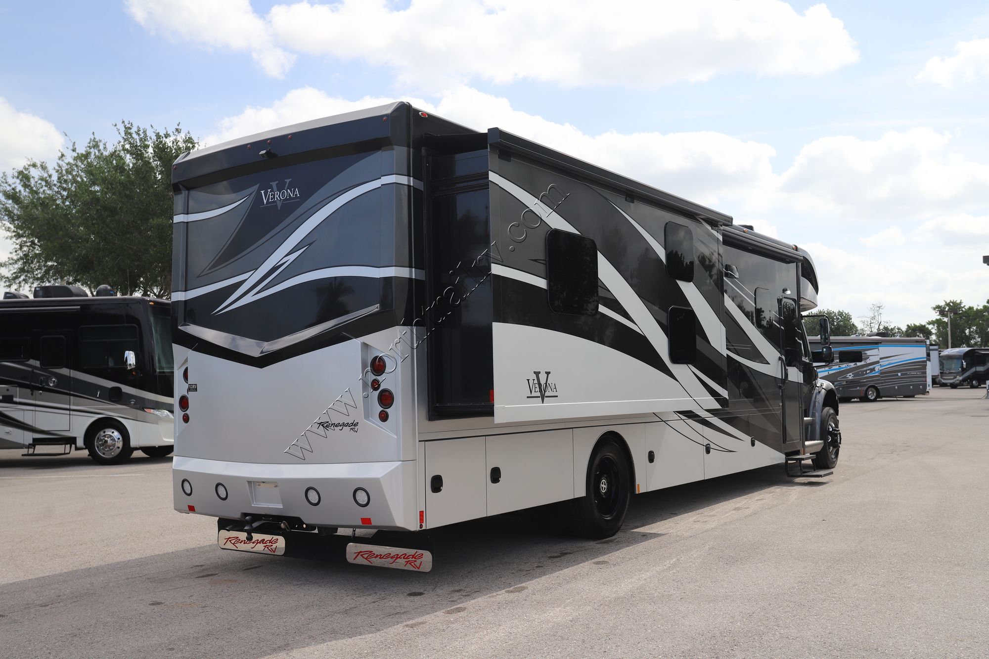 Used 2023 Renegade Rv Verona 40VBH Super C  For Sale