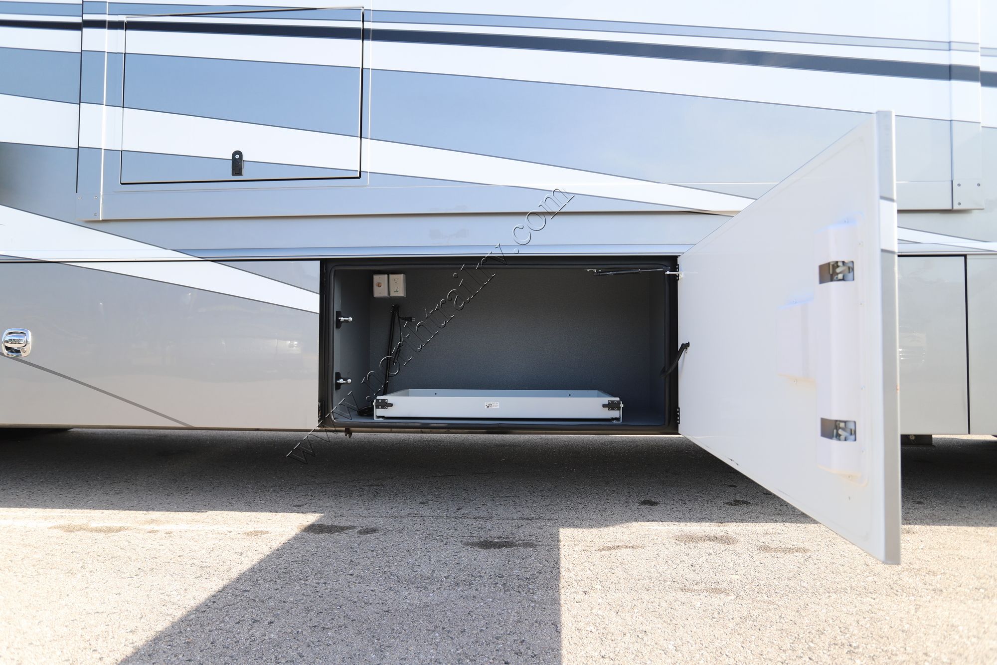Used 2023 Renegade Rv Classic 45CMR Super C  For Sale