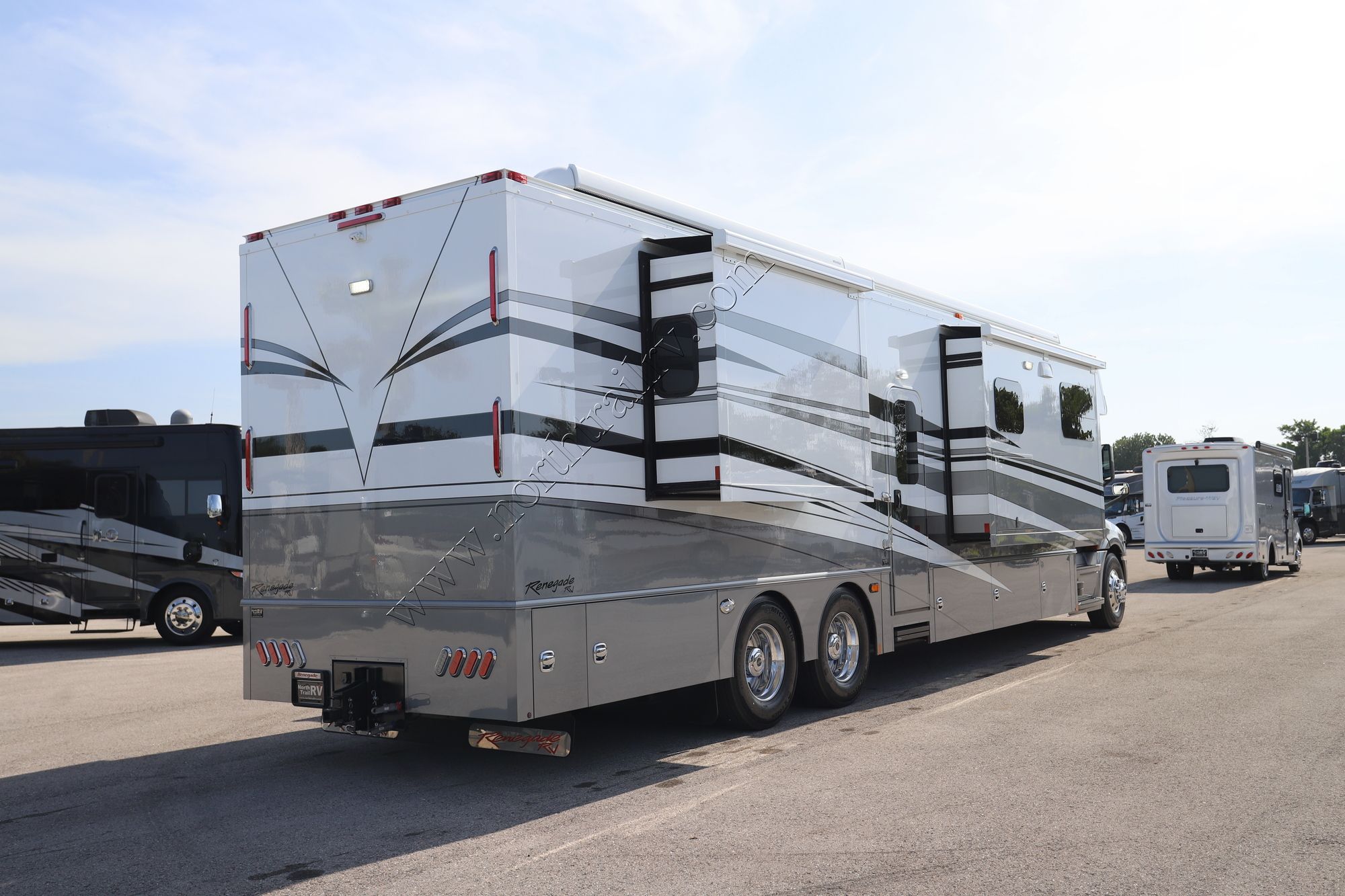 Used 2023 Renegade Rv Classic 45CMR Super C  For Sale
