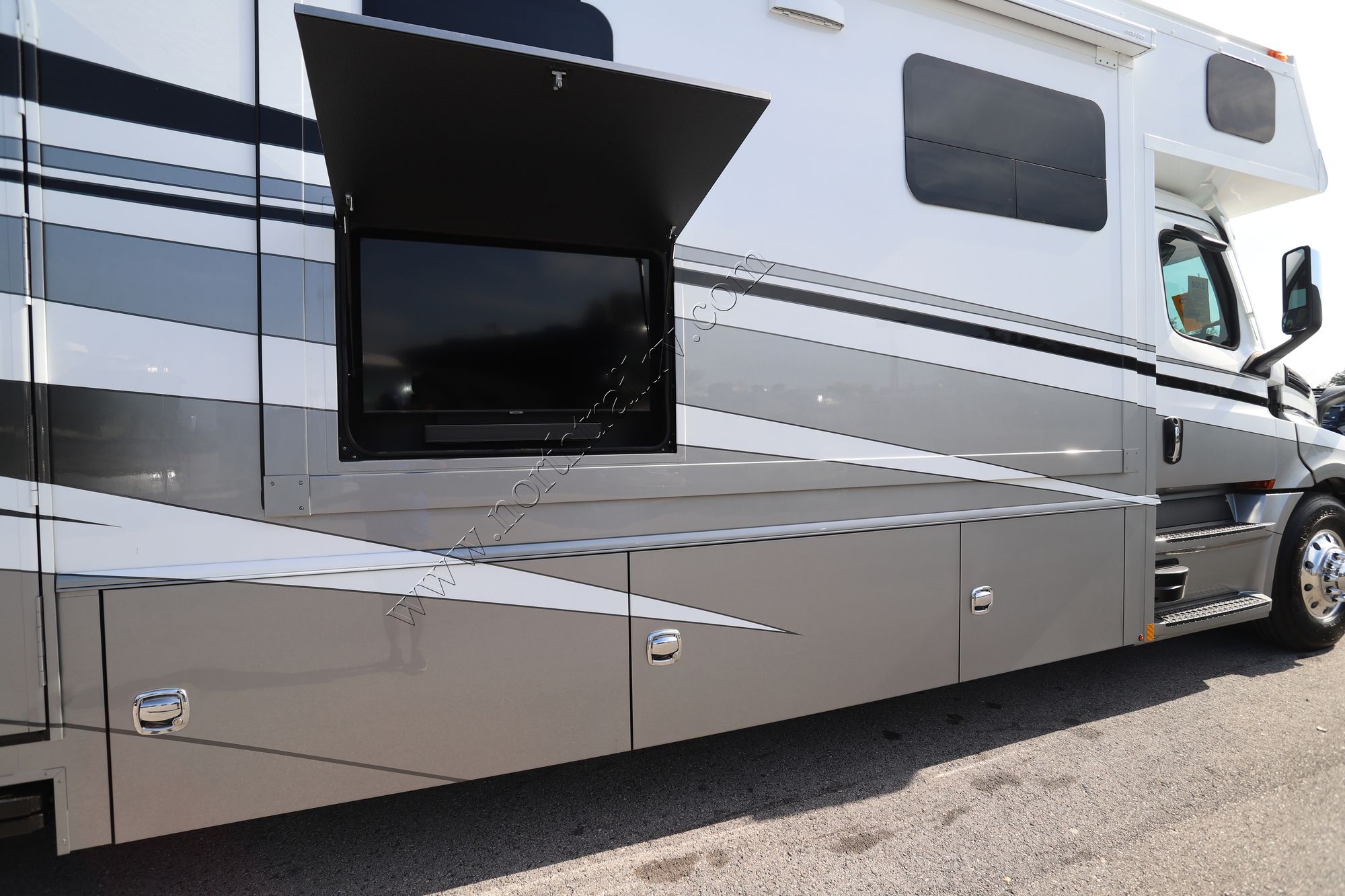 Used 2023 Renegade Rv Classic 45CMR Super C  For Sale