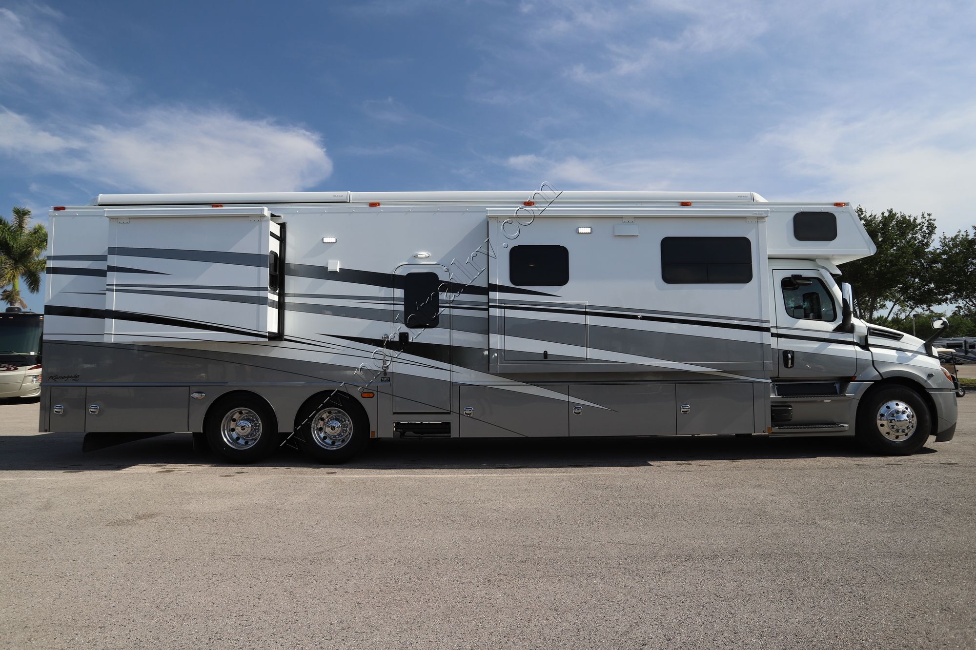 Used 2023 Renegade Rv Classic 45CMR Super C  For Sale