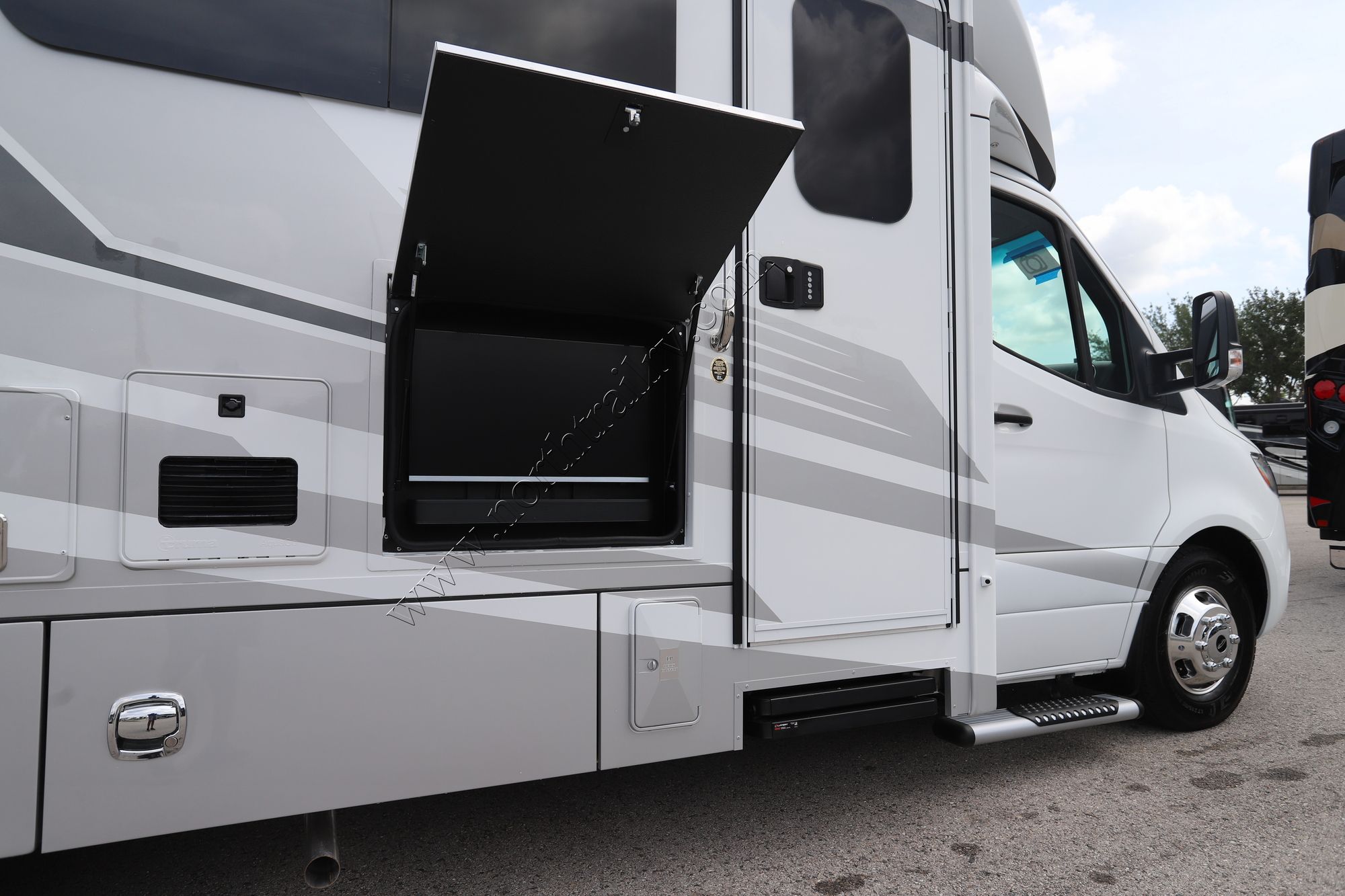 New 2025 Renegade Rv Vienna 25RML Class C  For Sale