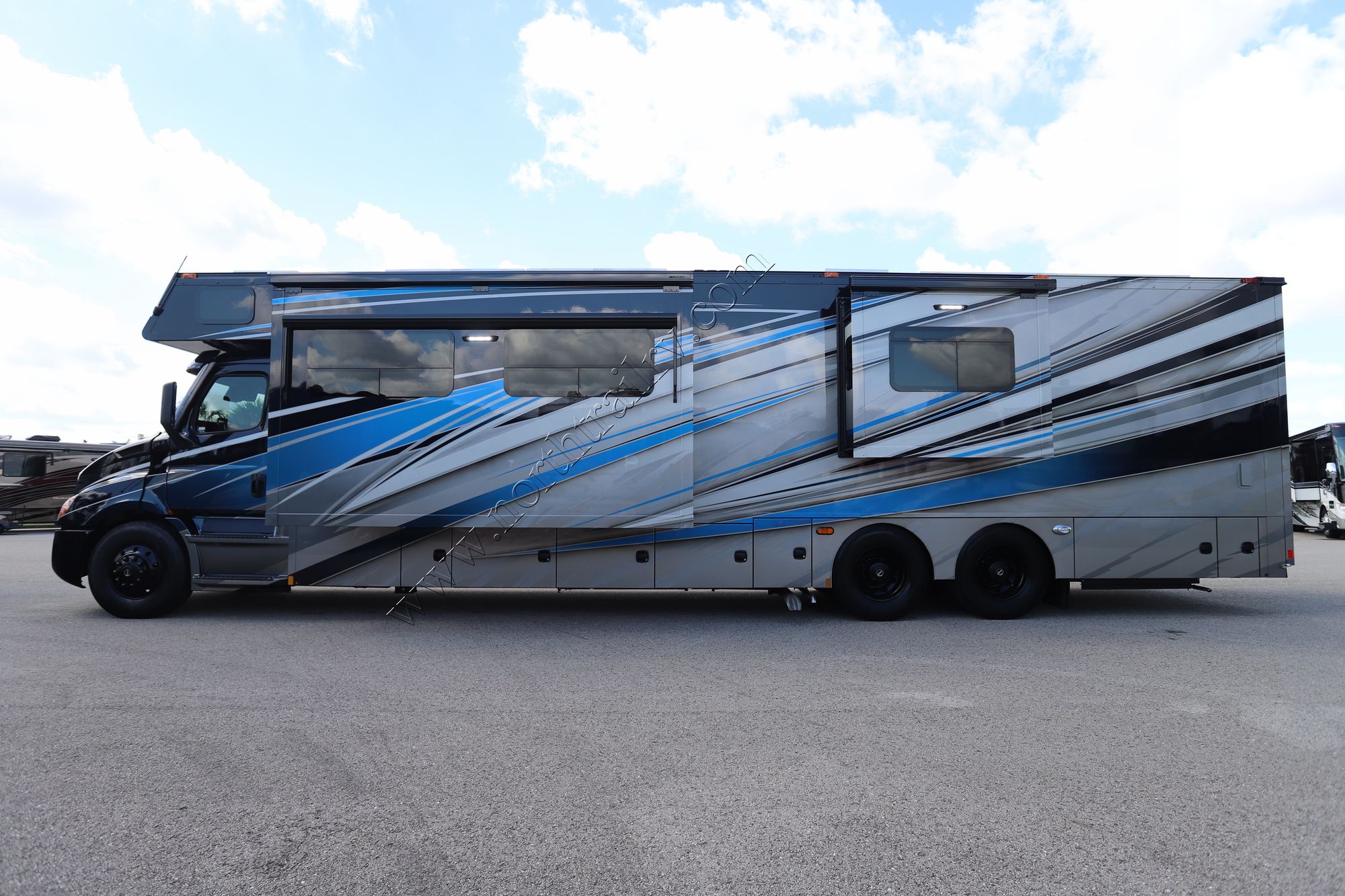 New 2025 Renegade Rv Classic Garage 2609 Super C  For Sale