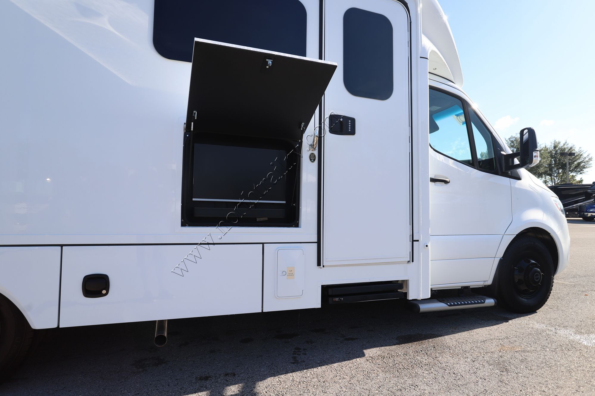 New 2025 Renegade Rv Vienna 25TBN Class C  For Sale