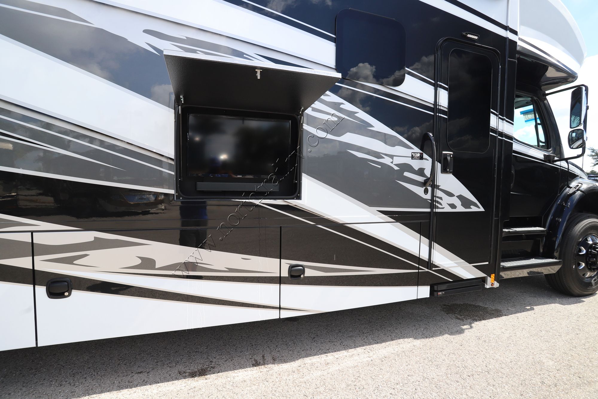 New 2025 Renegade Rv Verona 40VBH Super C  For Sale