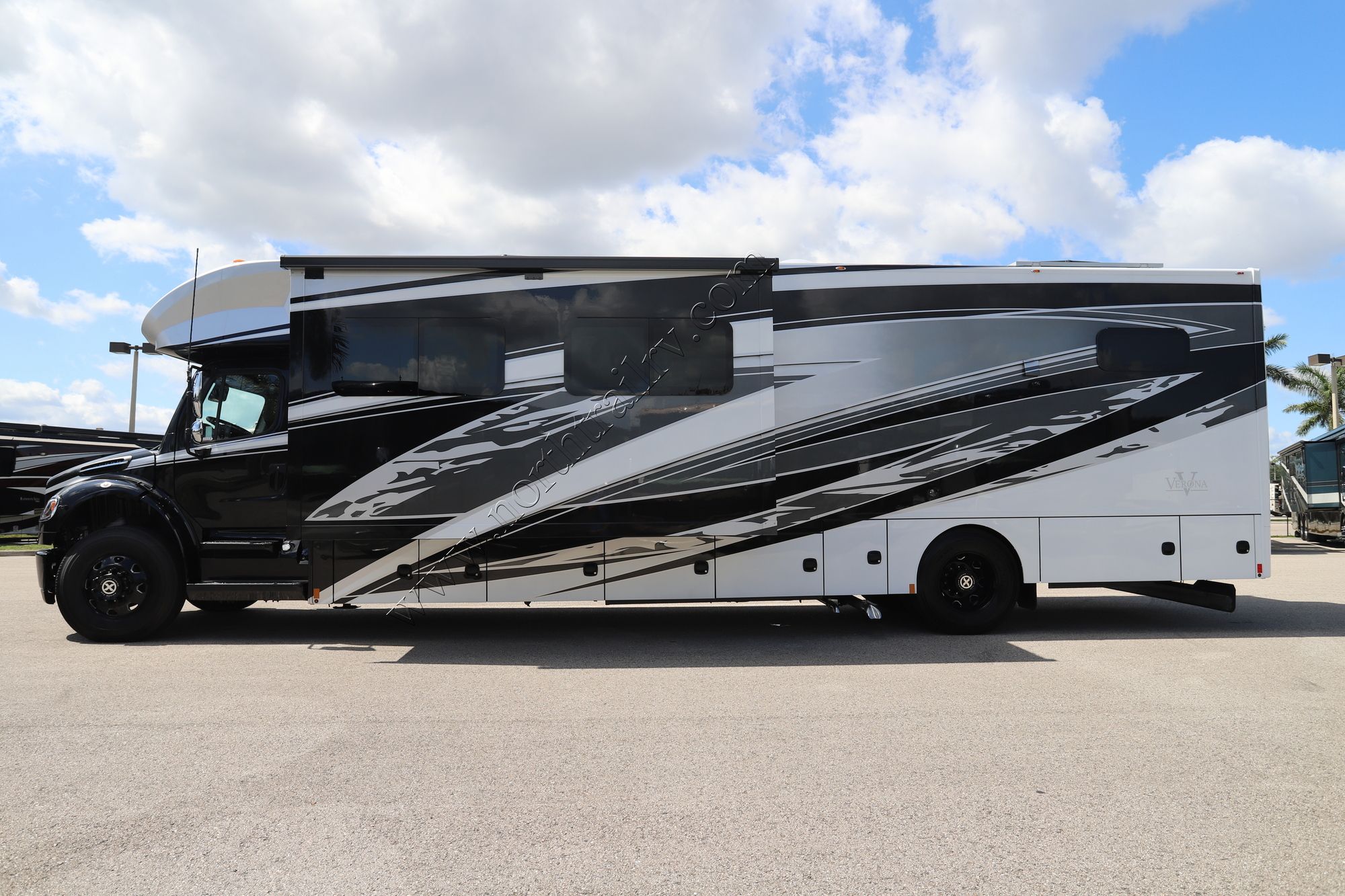 New 2025 Renegade Rv Verona 40VBH Super C  For Sale