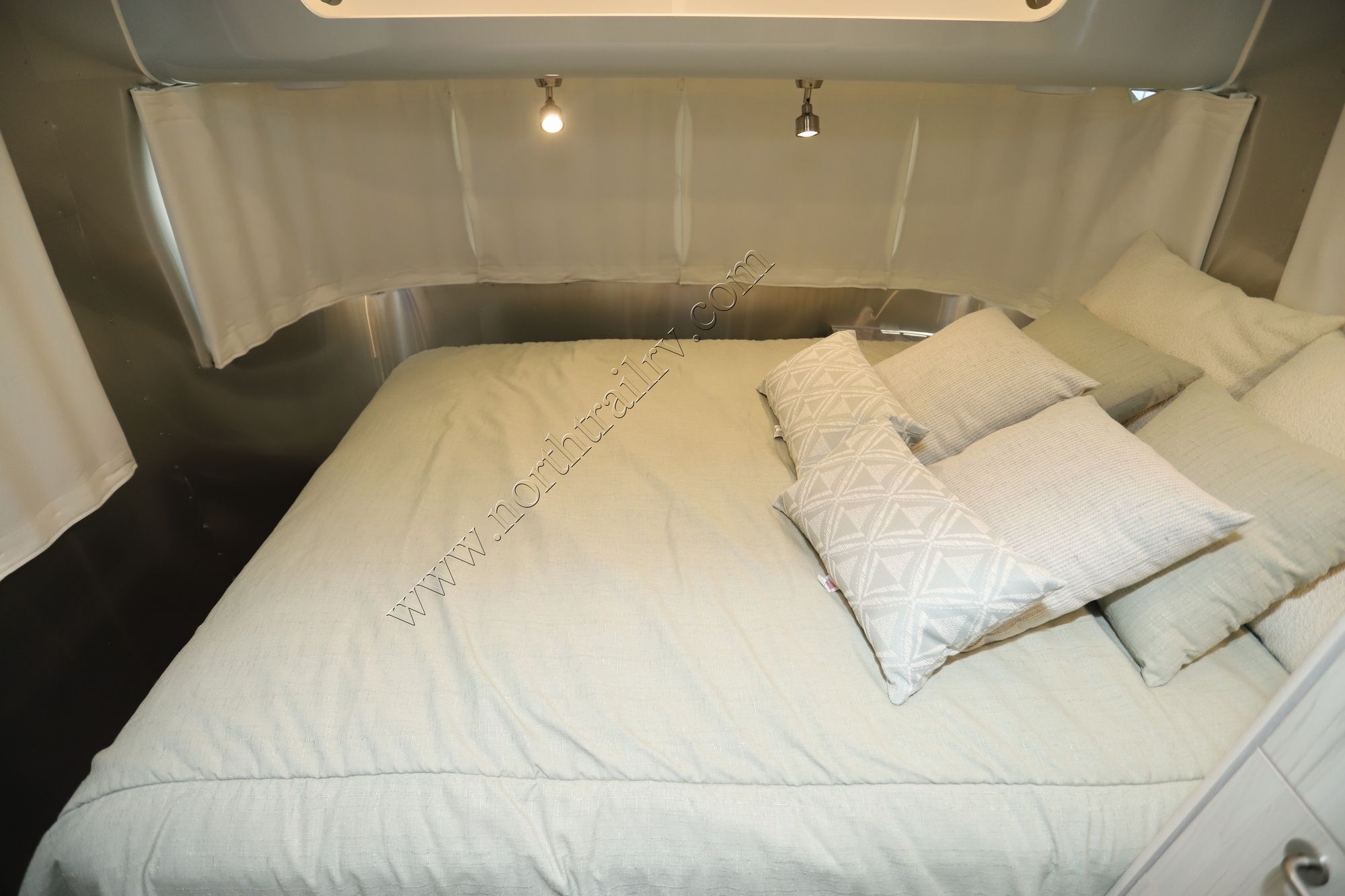 Used 2022 Airstream International 25FB Travel Trailer  For Sale
