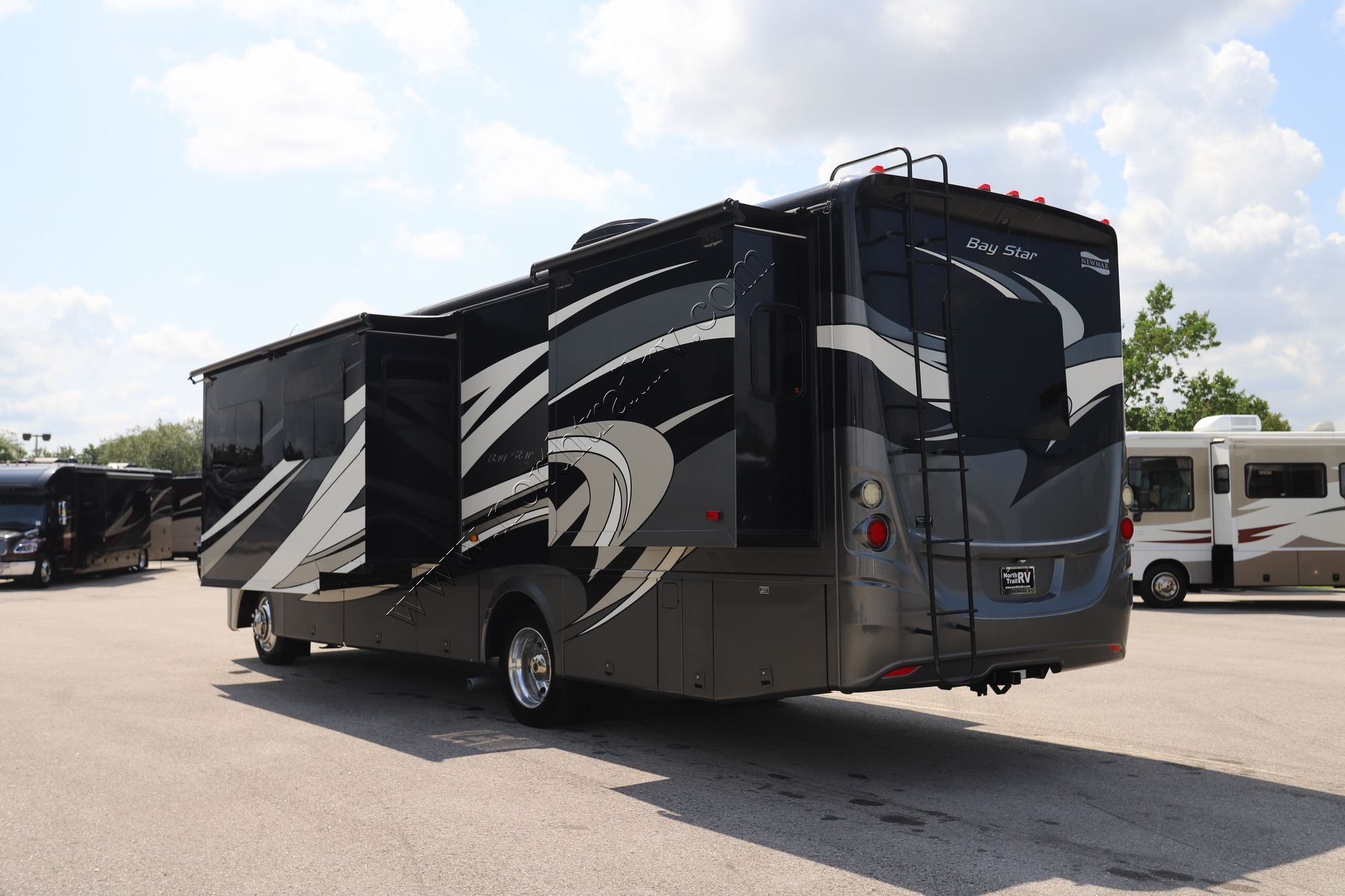 Used 2015 Newmar Bay Star 3308 Class A  For Sale