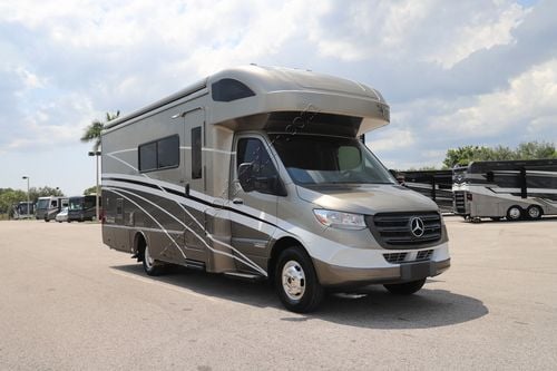 2020 Winnebago Navion 24D