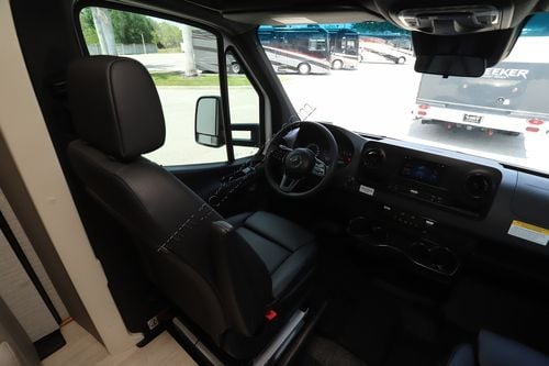 2020 Winnebago Navion 24D