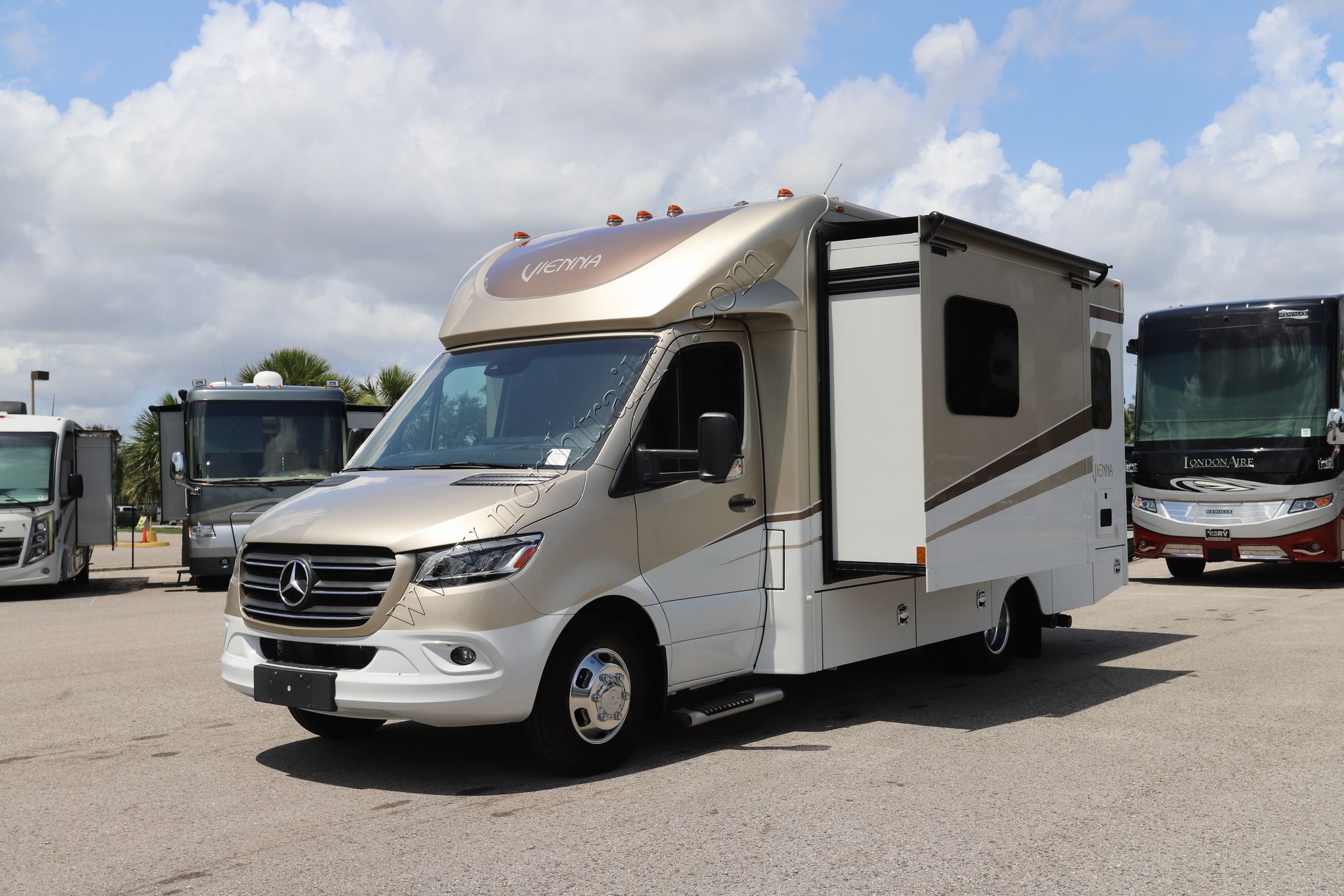 Used 2024 Renegade Rv Vienna 25TBN Class C  For Sale