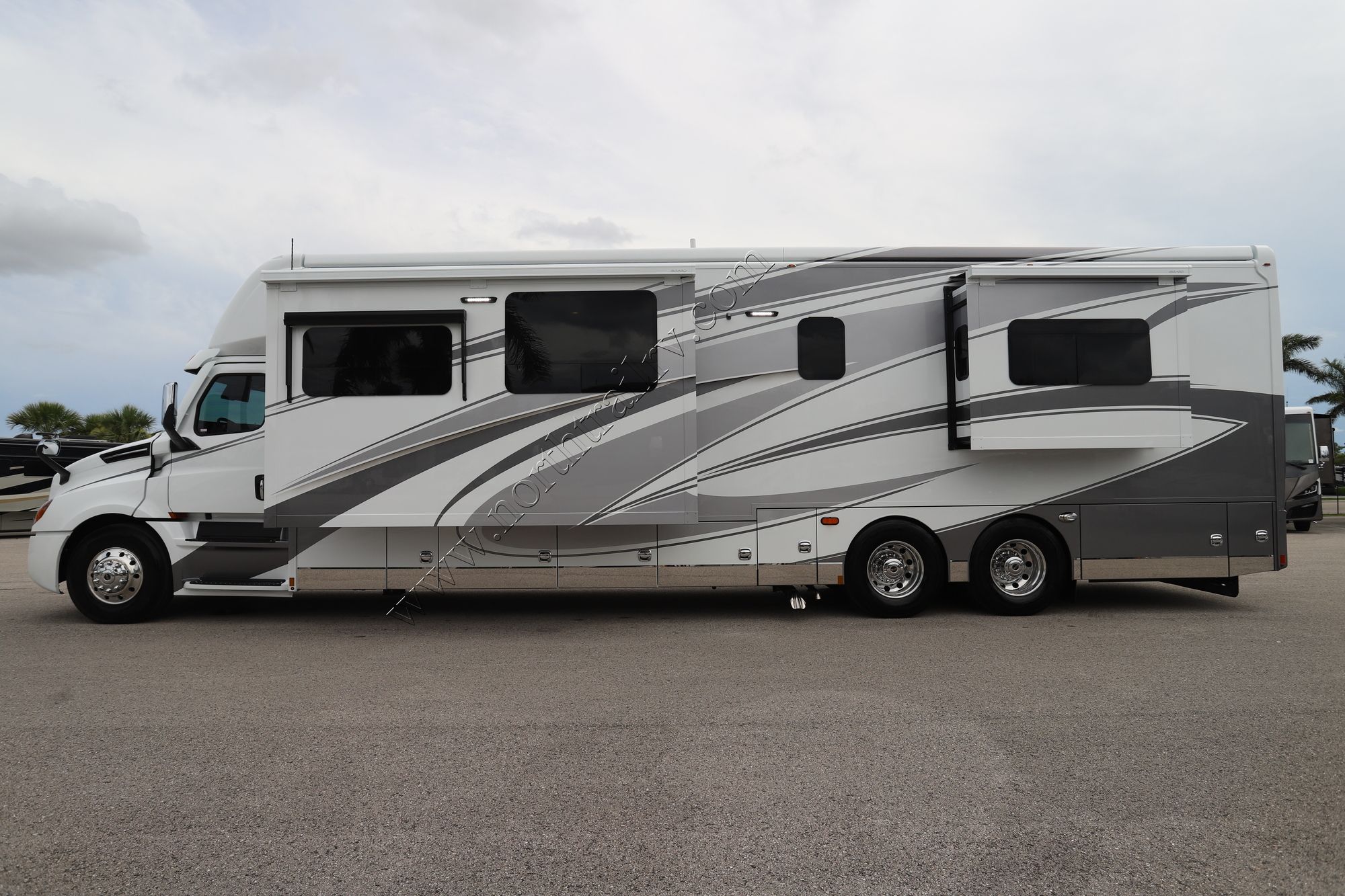 New 2025 Renegade Rv Xl 45BBC Super C  For Sale