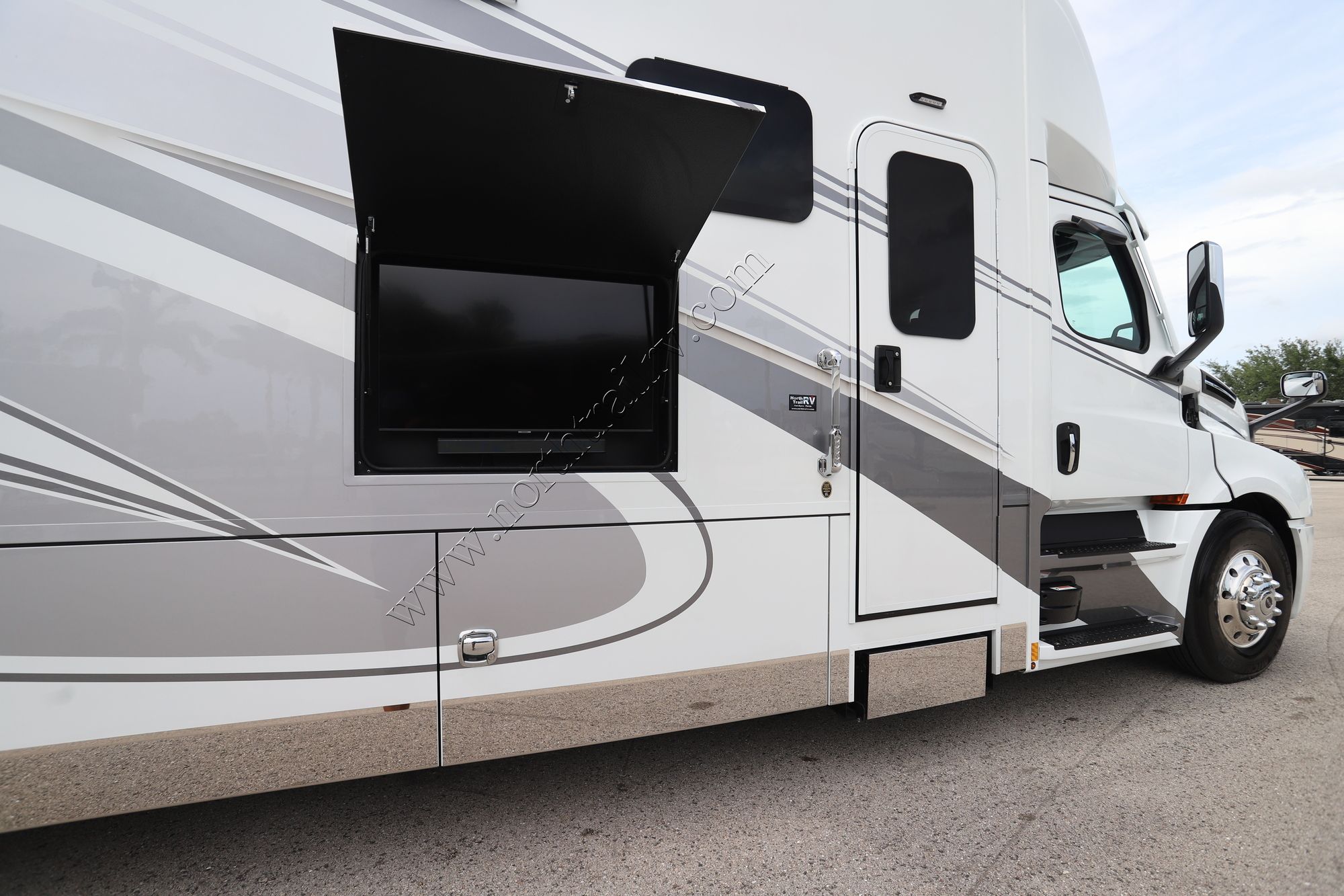 New 2025 Renegade Rv Xl 45BBC Super C  For Sale
