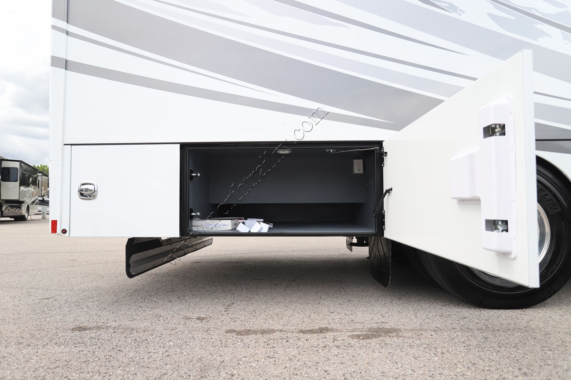 New 2026 Renegade Rv Verona Le 40LRB Super C  For Sale