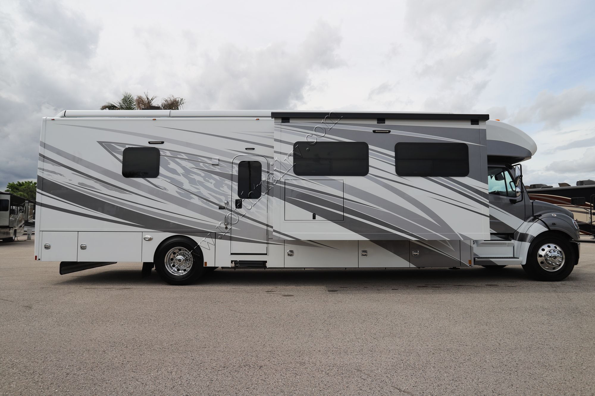 New 2026 Renegade Rv Verona Le 40LRB Super C  For Sale