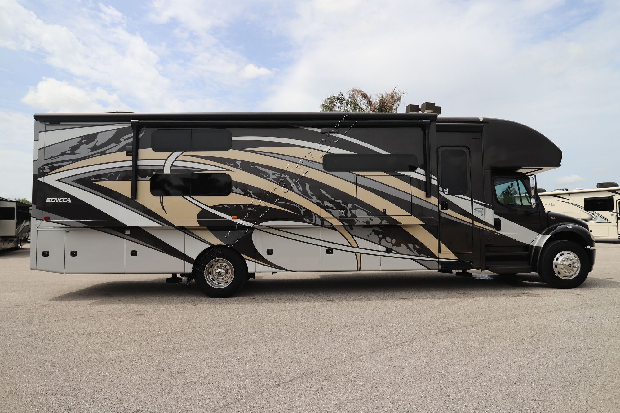 Used 2022 Jayco Seneca 37L Super C  For Sale