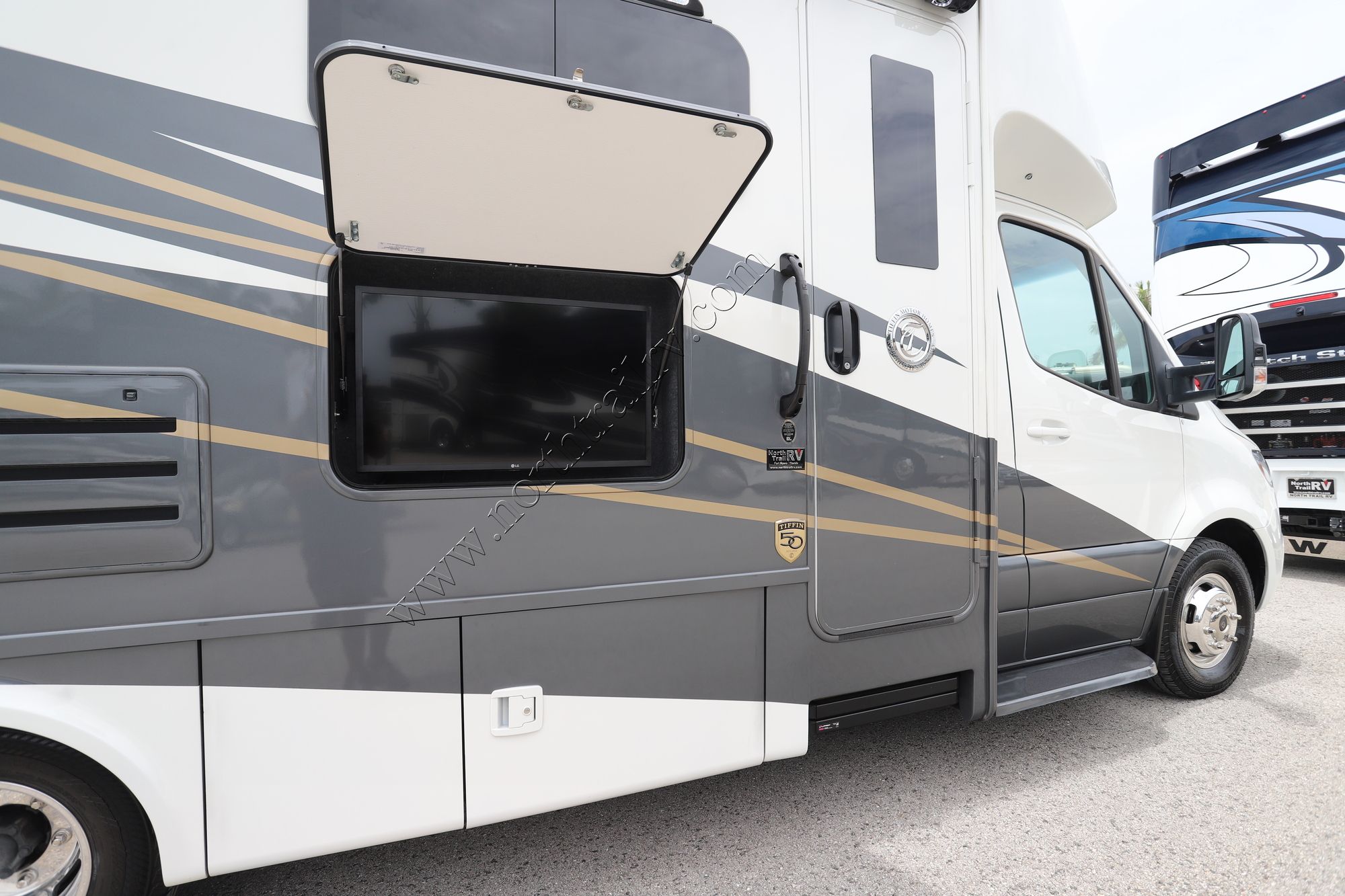 Used 2023 Tiffin Motor Homes Wayfarer 25RW Class C  For Sale