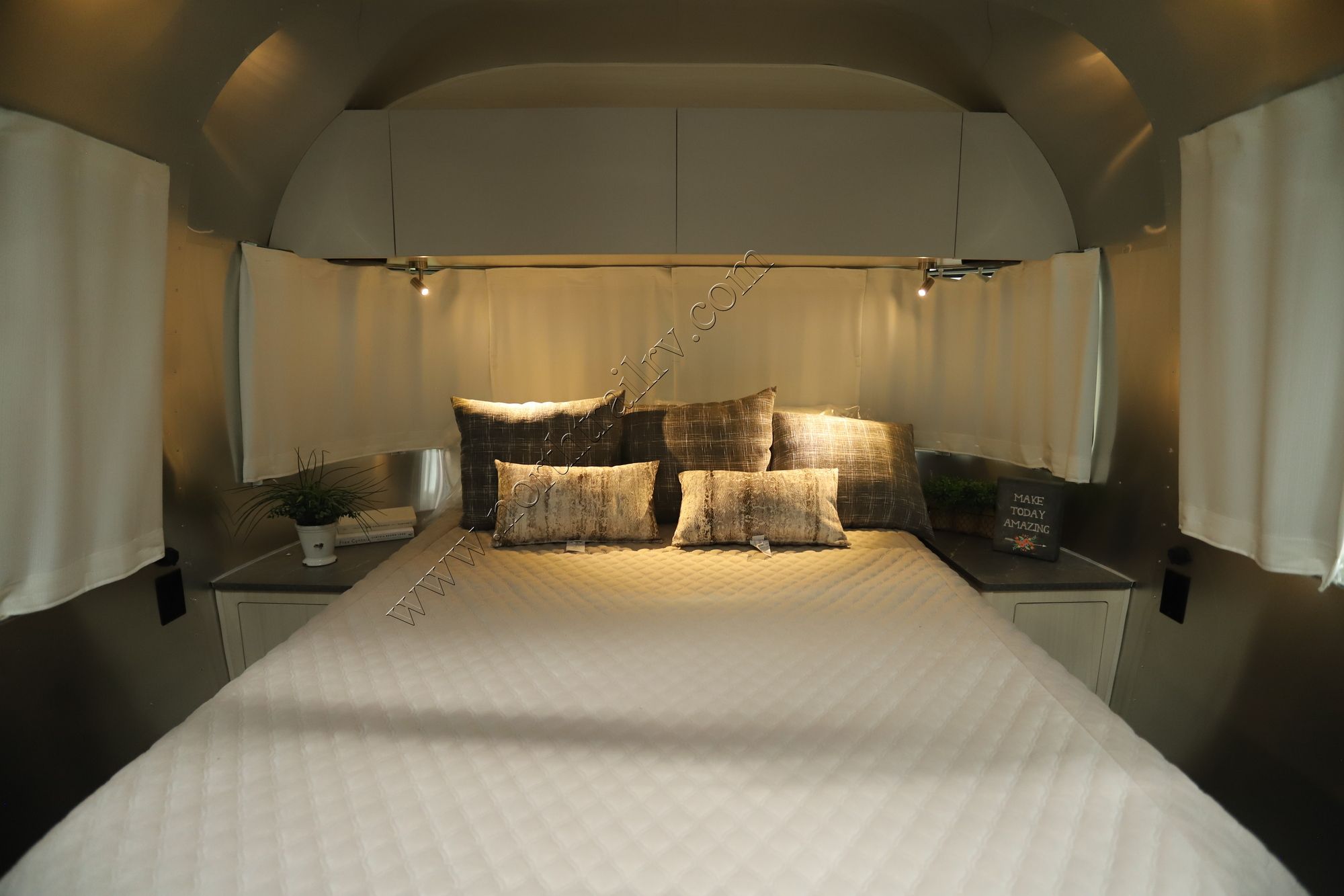 New 2025 Airstream Flying Cloud 30FB Travel Trailer  For Sale