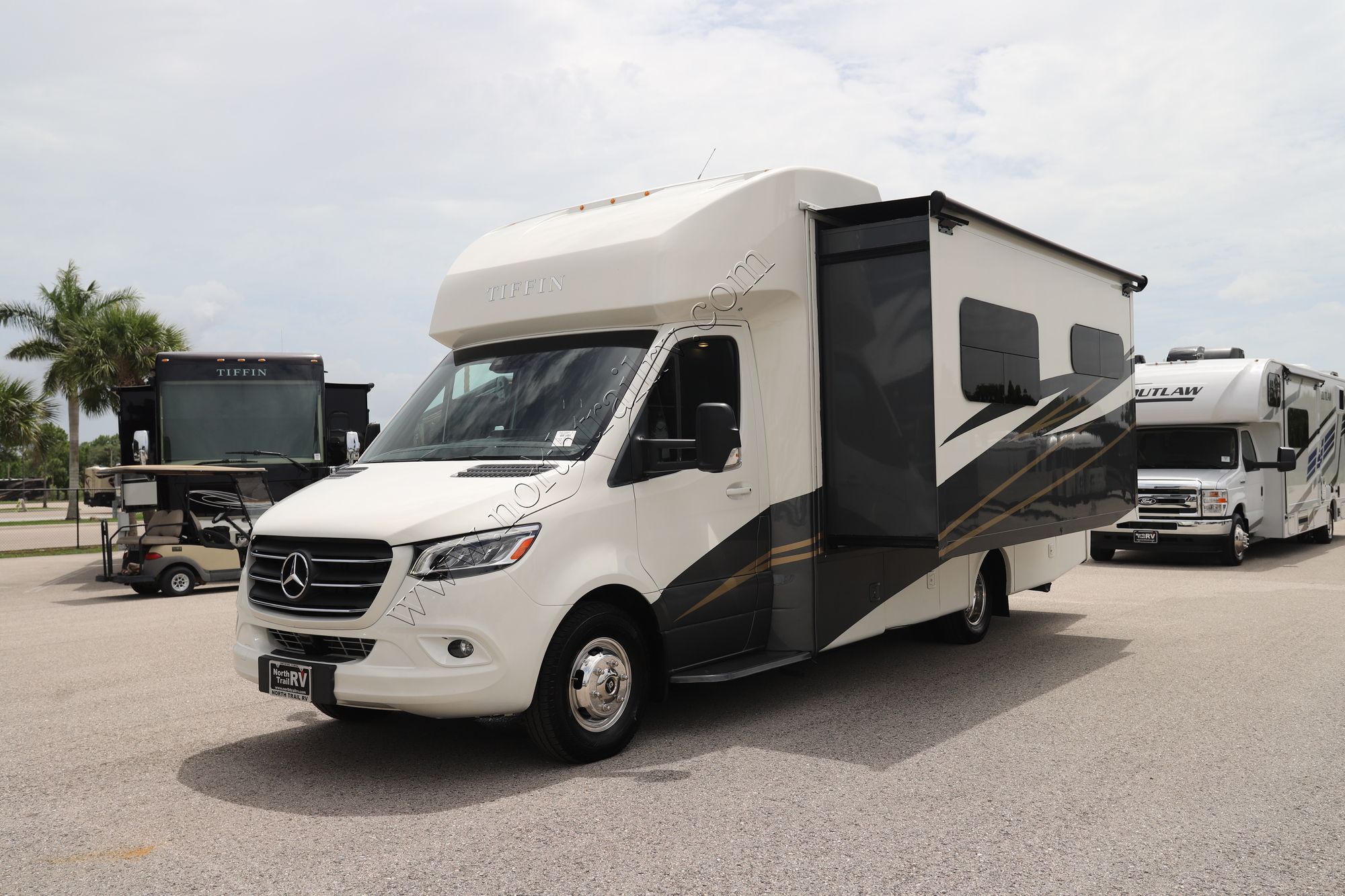 Used 2023 Tiffin Motor Homes Wayfarer 25RW Class C  For Sale