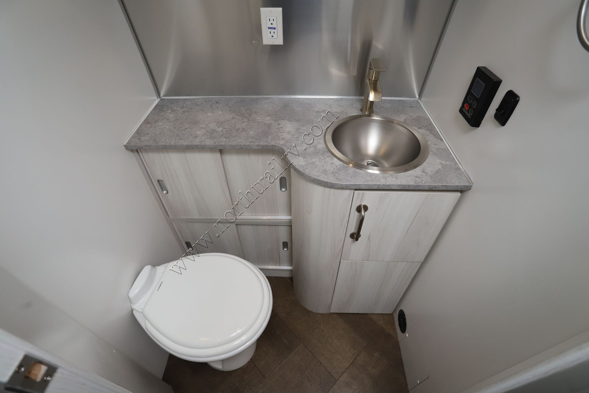 Used 2023 Airstream International 27FBT Travel Trailer  For Sale