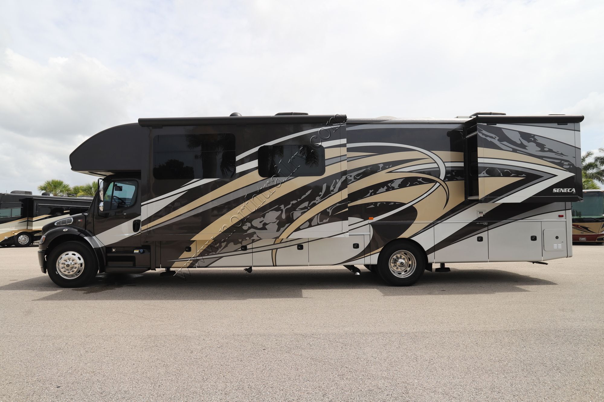 Used 2022 Jayco Seneca 37L Super C  For Sale