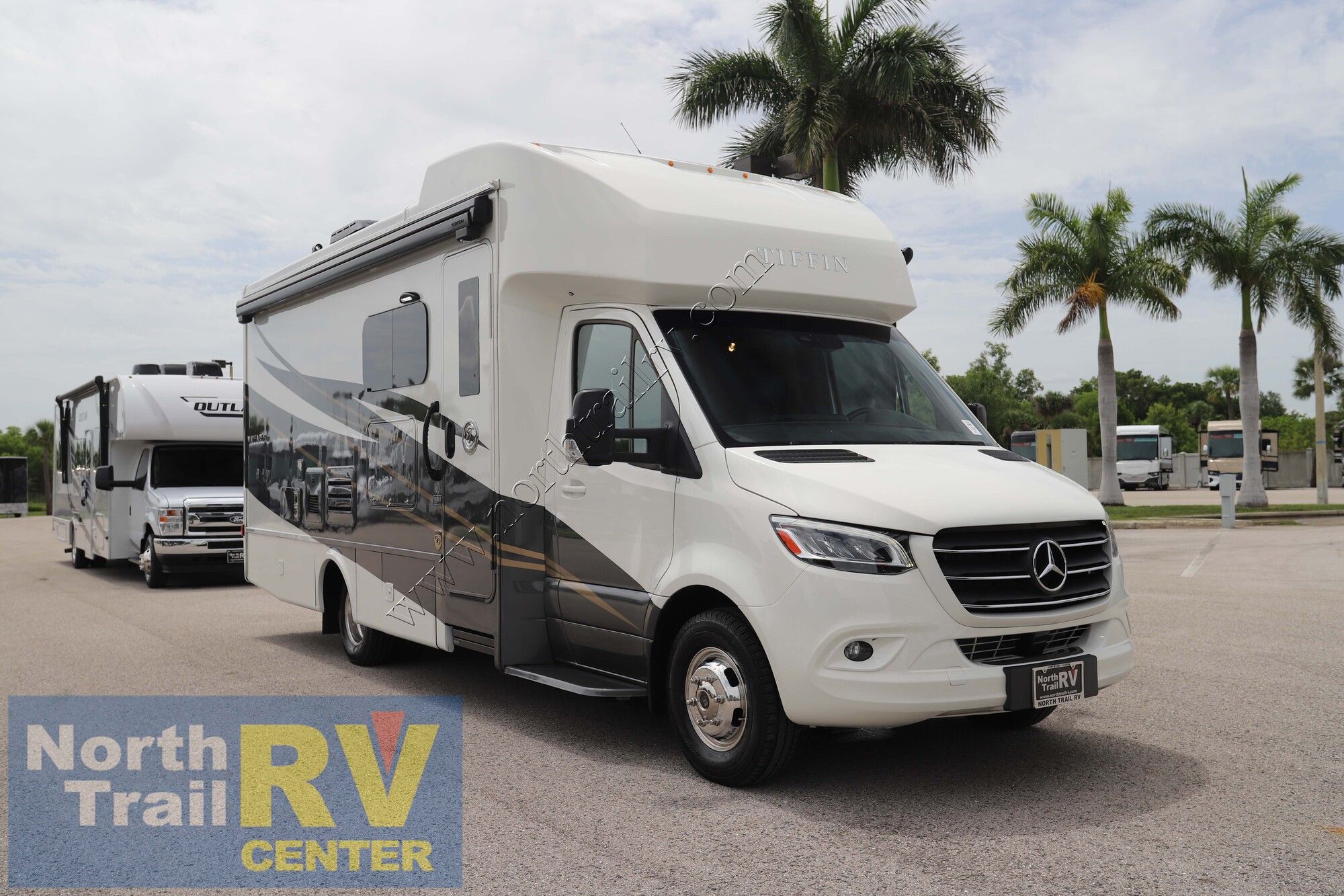Used 2023 Tiffin Motor Homes Wayfarer 25RW Class C  For Sale