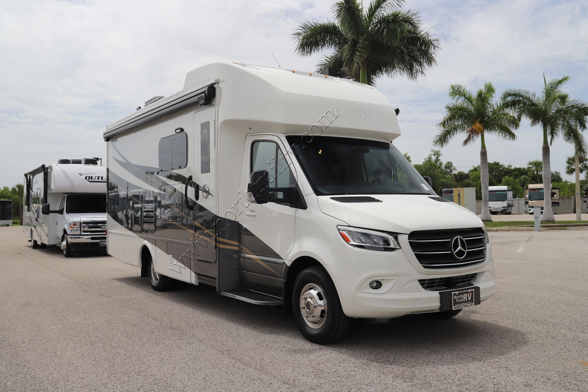 Used 2023 Tiffin Motor Homes Wayfarer 25RW Class C  For Sale