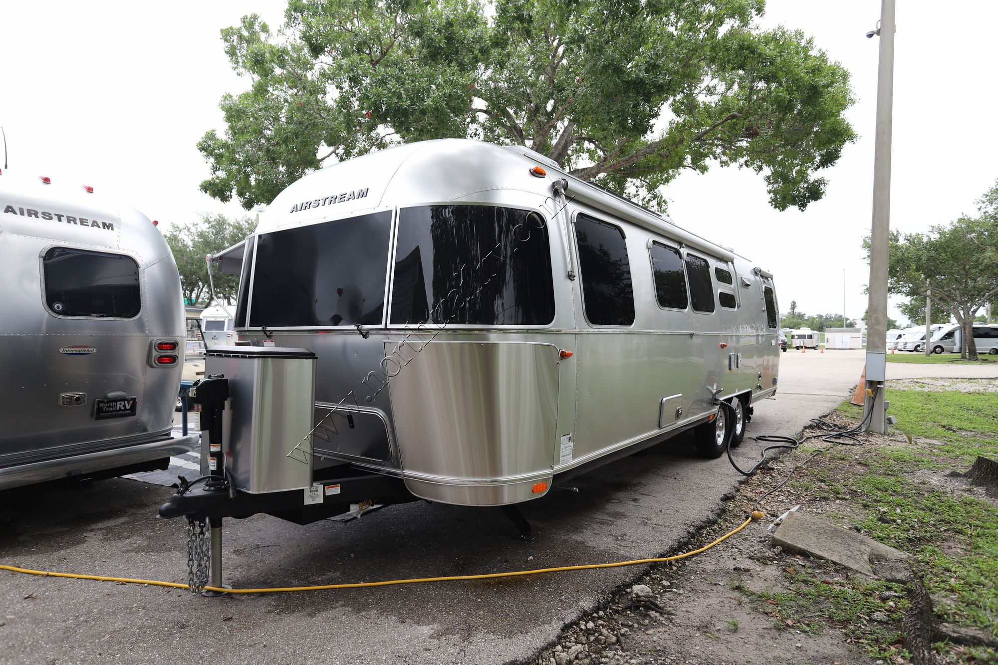 New 2025 Airstream Flying Cloud 30FB Travel Trailer  For Sale