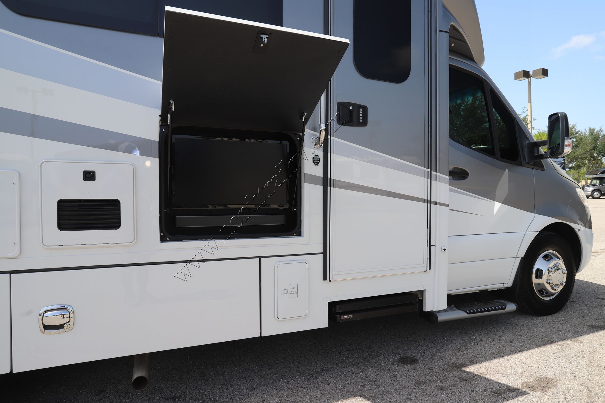 Used 2023 Renegade Rv Vienna 25VRML Class C  For Sale