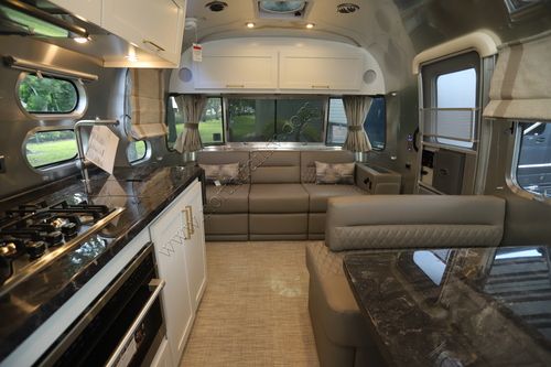 2025 Airstream Classic 28RBT