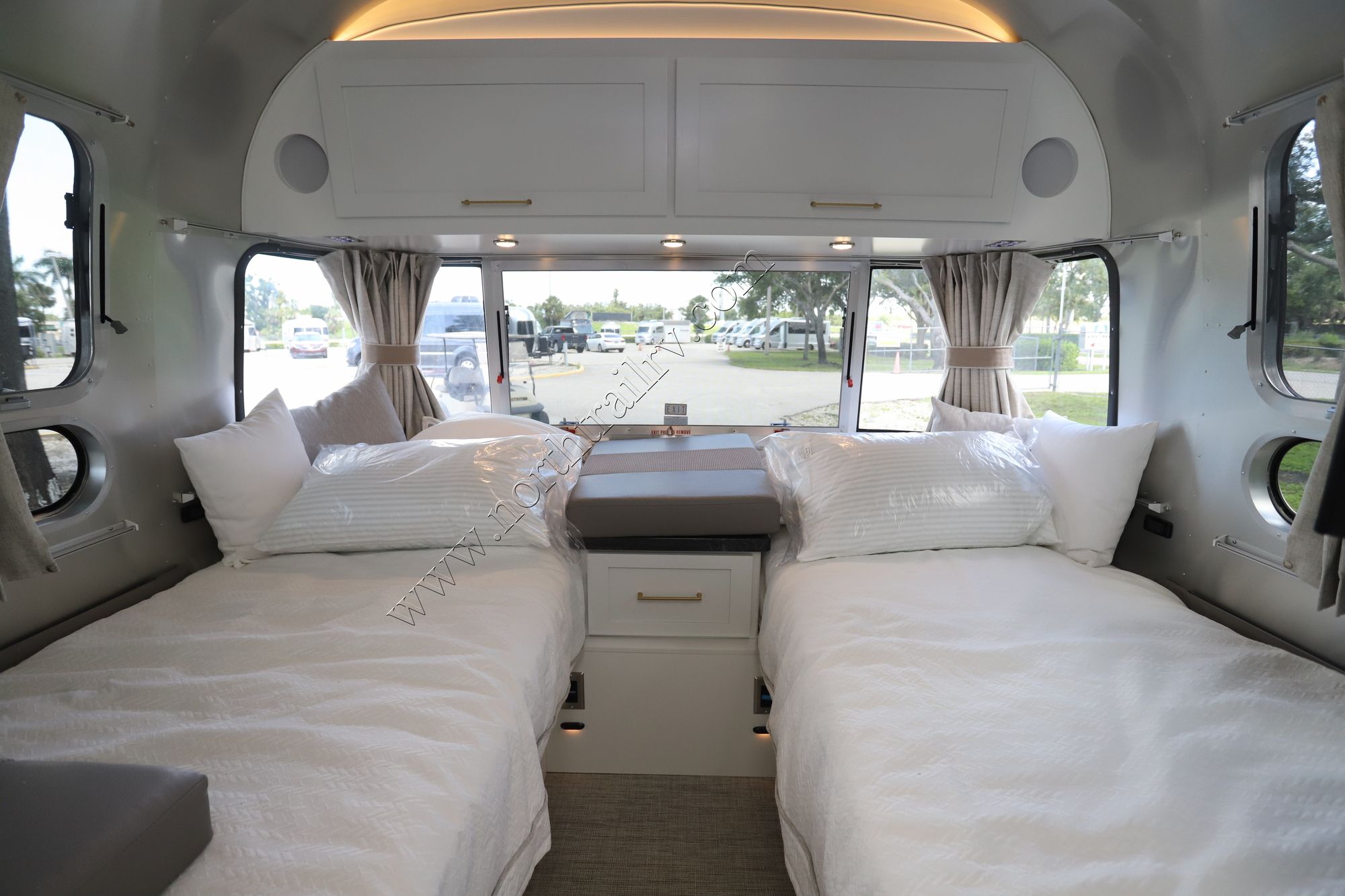 New 2025 Airstream Classic 28RBT Travel Trailer  For Sale