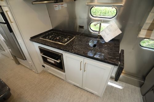 2025 Airstream Classic 28RBT