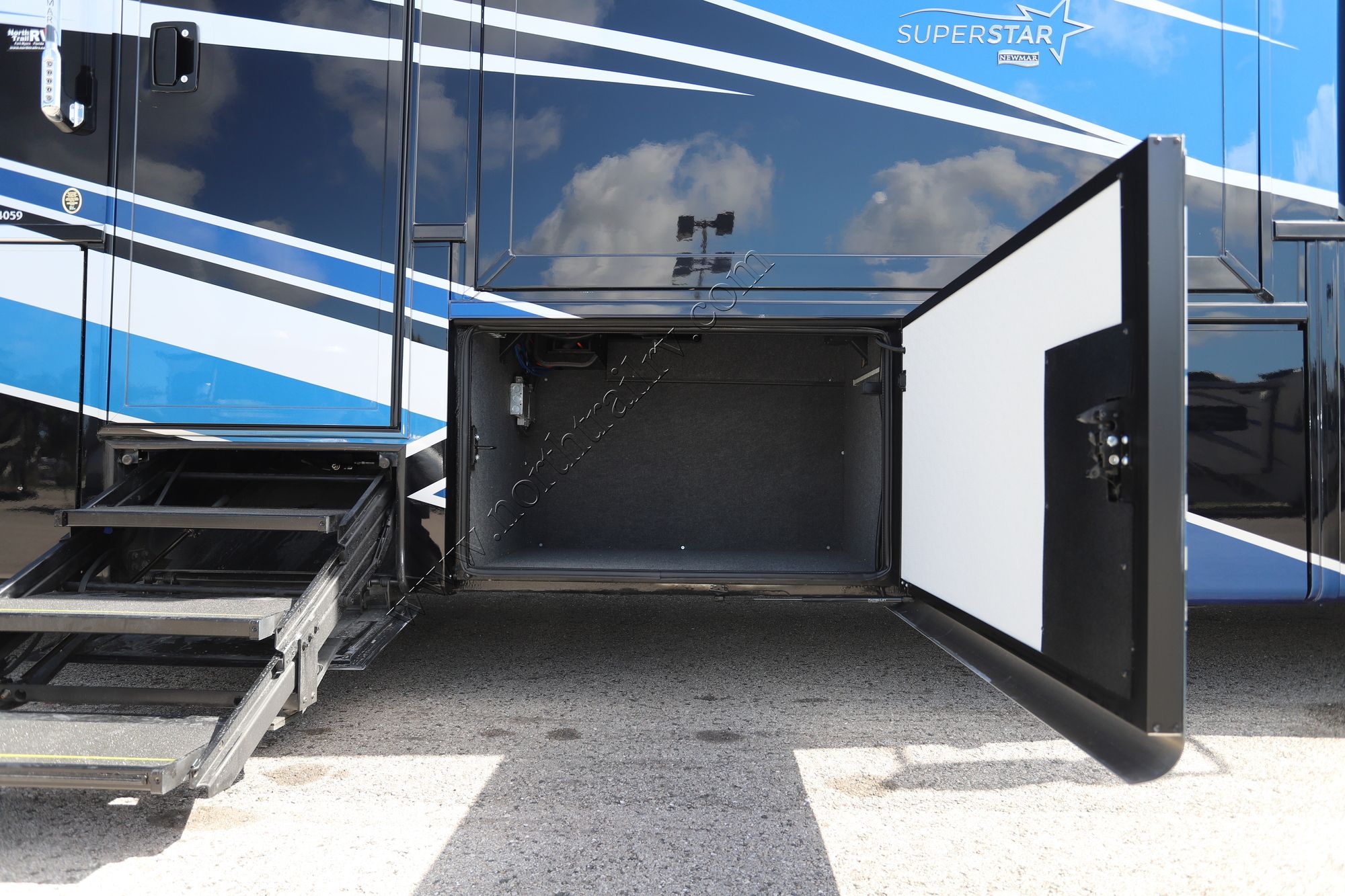New 2025 Newmar Super Star 4059 Super C  For Sale